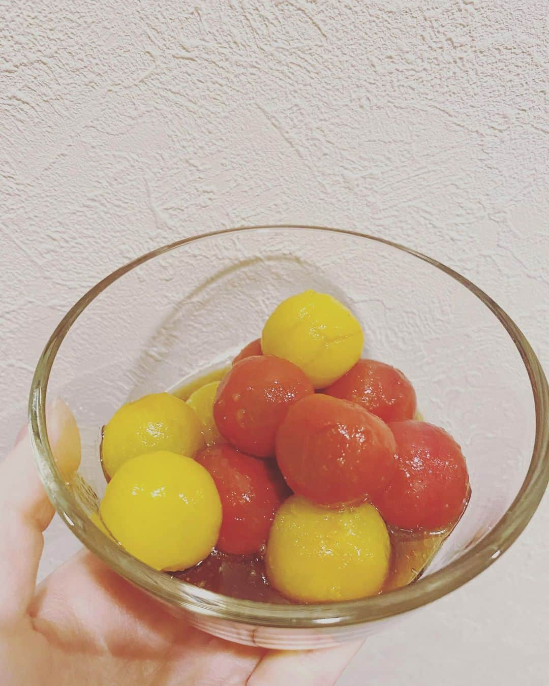 小野口奈々さんのインスタグラム写真 - (小野口奈々Instagram)「・ 久しぶりに作ったトマトマリネ🍅 オリーブオイルとバルサミコ酢に ハチミツが無かったのでアガベシロップ🍯 そして少しだけ醤油を入れて 湯むきしたミニトマトを一晩漬けるだけ🙋‍♀️ この日はカレーの付け合わせにしましたが おつまみにピッタリです💓 #トマトマリネ #ミニトマト #おうち時間 #cooking #tomato」4月24日 19時00分 - nana0no