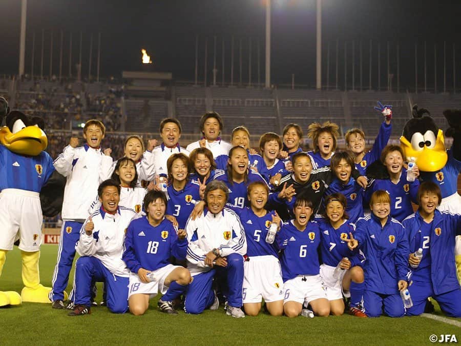 日本サッカー協会さんのインスタグラム写真 - (日本サッカー協会Instagram)「【#OnThisDay】2004.4.24🔙 ・ 16年前の今日、日本女子代表がアテネオリンピックの出場権を獲得！3万人の観客が歓喜に沸いたこの試合は、まさに女子サッカー史に残る一戦。当時の代表選手の多くが「サッカー人生で最高のゲーム」にこの試合を挙げています。 ・ アテネオリンピック2004アジア地区予選 準決勝 日本 3-0 朝鮮民主主義人民共和国 📍国立競技場 ⚽#荒川恵理子 ,OG,#大谷未央 ・ 選出メンバー #山郷のぞみ #小野寺志保 #矢野喬子 #磯崎浩美 #大部由美 #川上直子 #酒井興恵 #山本絵美 #宮本ともみ #荒川恵理子 #澤穂希 #大谷未央 #下小鶴綾 #宮崎有香 #山岸靖代 #小林弥生 #安藤梢 #柳田美幸 #丸山桂里奈 #永里優季 ・ #jfa #daihyo #nadeshiko #なでしこジャパン」4月24日 19時00分 - japanfootballassociation