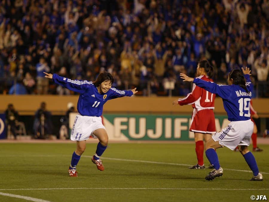 日本サッカー協会さんのインスタグラム写真 - (日本サッカー協会Instagram)「【#OnThisDay】2004.4.24🔙 ・ 16年前の今日、日本女子代表がアテネオリンピックの出場権を獲得！3万人の観客が歓喜に沸いたこの試合は、まさに女子サッカー史に残る一戦。当時の代表選手の多くが「サッカー人生で最高のゲーム」にこの試合を挙げています。 ・ アテネオリンピック2004アジア地区予選 準決勝 日本 3-0 朝鮮民主主義人民共和国 📍国立競技場 ⚽#荒川恵理子 ,OG,#大谷未央 ・ 選出メンバー #山郷のぞみ #小野寺志保 #矢野喬子 #磯崎浩美 #大部由美 #川上直子 #酒井興恵 #山本絵美 #宮本ともみ #荒川恵理子 #澤穂希 #大谷未央 #下小鶴綾 #宮崎有香 #山岸靖代 #小林弥生 #安藤梢 #柳田美幸 #丸山桂里奈 #永里優季 ・ #jfa #daihyo #nadeshiko #なでしこジャパン」4月24日 19時00分 - japanfootballassociation