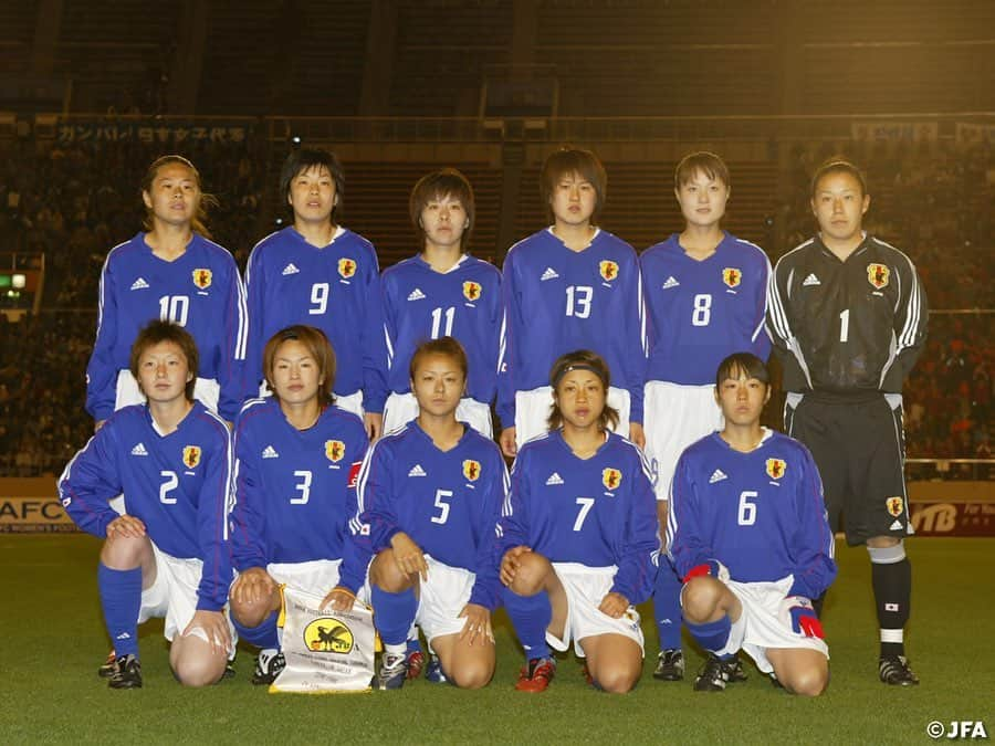 日本サッカー協会さんのインスタグラム写真 - (日本サッカー協会Instagram)「【#OnThisDay】2004.4.24🔙 ・ 16年前の今日、日本女子代表がアテネオリンピックの出場権を獲得！3万人の観客が歓喜に沸いたこの試合は、まさに女子サッカー史に残る一戦。当時の代表選手の多くが「サッカー人生で最高のゲーム」にこの試合を挙げています。 ・ アテネオリンピック2004アジア地区予選 準決勝 日本 3-0 朝鮮民主主義人民共和国 📍国立競技場 ⚽#荒川恵理子 ,OG,#大谷未央 ・ 選出メンバー #山郷のぞみ #小野寺志保 #矢野喬子 #磯崎浩美 #大部由美 #川上直子 #酒井興恵 #山本絵美 #宮本ともみ #荒川恵理子 #澤穂希 #大谷未央 #下小鶴綾 #宮崎有香 #山岸靖代 #小林弥生 #安藤梢 #柳田美幸 #丸山桂里奈 #永里優季 ・ #jfa #daihyo #nadeshiko #なでしこジャパン」4月24日 19時00分 - japanfootballassociation