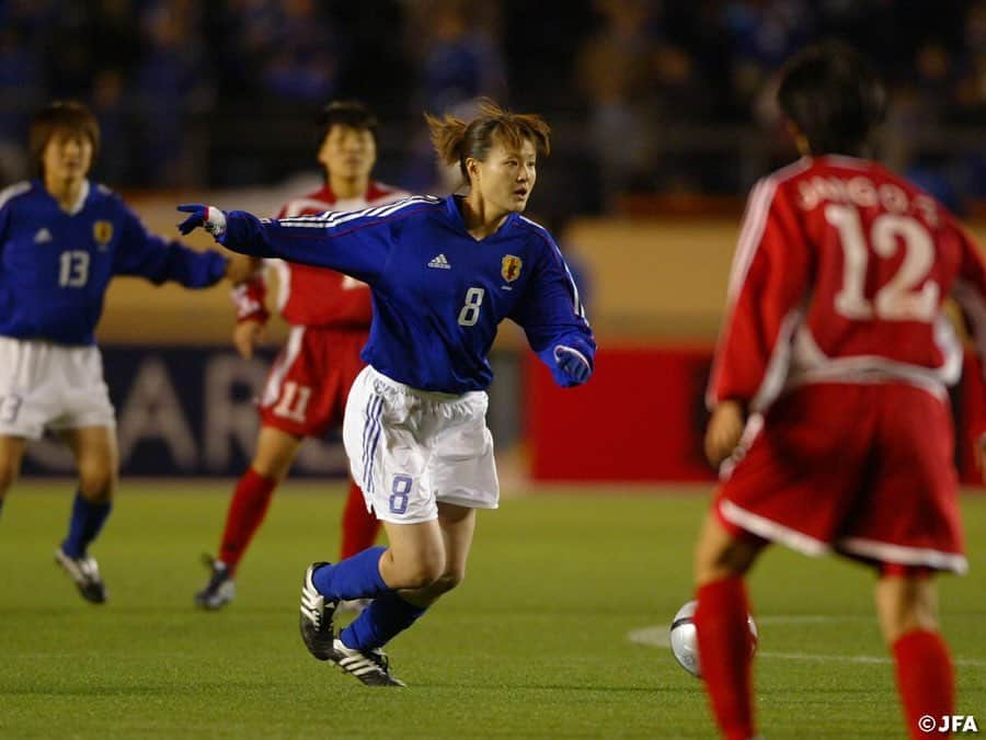 日本サッカー協会さんのインスタグラム写真 - (日本サッカー協会Instagram)「【#OnThisDay】2004.4.24🔙 ・ 16年前の今日、日本女子代表がアテネオリンピックの出場権を獲得！3万人の観客が歓喜に沸いたこの試合は、まさに女子サッカー史に残る一戦。当時の代表選手の多くが「サッカー人生で最高のゲーム」にこの試合を挙げています。 ・ アテネオリンピック2004アジア地区予選 準決勝 日本 3-0 朝鮮民主主義人民共和国 📍国立競技場 ⚽#荒川恵理子 ,OG,#大谷未央 ・ 選出メンバー #山郷のぞみ #小野寺志保 #矢野喬子 #磯崎浩美 #大部由美 #川上直子 #酒井興恵 #山本絵美 #宮本ともみ #荒川恵理子 #澤穂希 #大谷未央 #下小鶴綾 #宮崎有香 #山岸靖代 #小林弥生 #安藤梢 #柳田美幸 #丸山桂里奈 #永里優季 ・ #jfa #daihyo #nadeshiko #なでしこジャパン」4月24日 19時00分 - japanfootballassociation