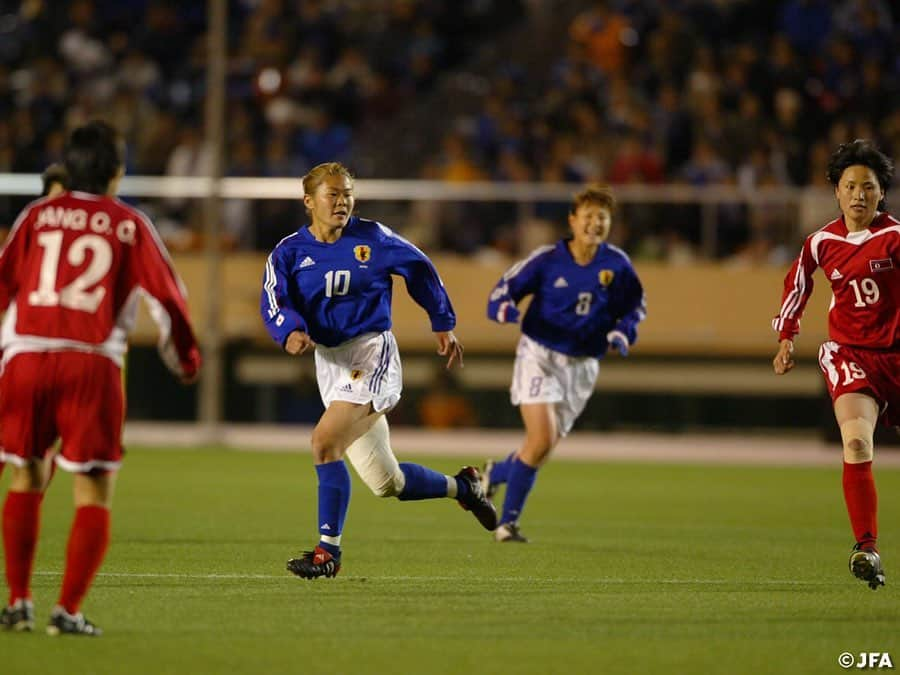 日本サッカー協会さんのインスタグラム写真 - (日本サッカー協会Instagram)「【#OnThisDay】2004.4.24🔙 ・ 16年前の今日、日本女子代表がアテネオリンピックの出場権を獲得！3万人の観客が歓喜に沸いたこの試合は、まさに女子サッカー史に残る一戦。当時の代表選手の多くが「サッカー人生で最高のゲーム」にこの試合を挙げています。 ・ アテネオリンピック2004アジア地区予選 準決勝 日本 3-0 朝鮮民主主義人民共和国 📍国立競技場 ⚽#荒川恵理子 ,OG,#大谷未央 ・ 選出メンバー #山郷のぞみ #小野寺志保 #矢野喬子 #磯崎浩美 #大部由美 #川上直子 #酒井興恵 #山本絵美 #宮本ともみ #荒川恵理子 #澤穂希 #大谷未央 #下小鶴綾 #宮崎有香 #山岸靖代 #小林弥生 #安藤梢 #柳田美幸 #丸山桂里奈 #永里優季 ・ #jfa #daihyo #nadeshiko #なでしこジャパン」4月24日 19時00分 - japanfootballassociation