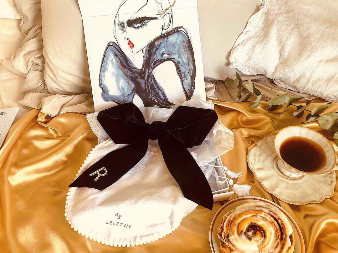 霧島れいかのインスタグラム：「オーダーしたリボンのバレッタが NYから届いた🇺🇸🎀 ありがとう！ とても可愛いし箱まで素敵で 明るい気持ちになった♫ 大丈夫。 これをつけてあちこち自由に行ける日は 必ず来る！  #bow #pearl #barrette #bowbarrette  #accessory #hairaccessory #thanku #leletny #nyc #staypositive #love」