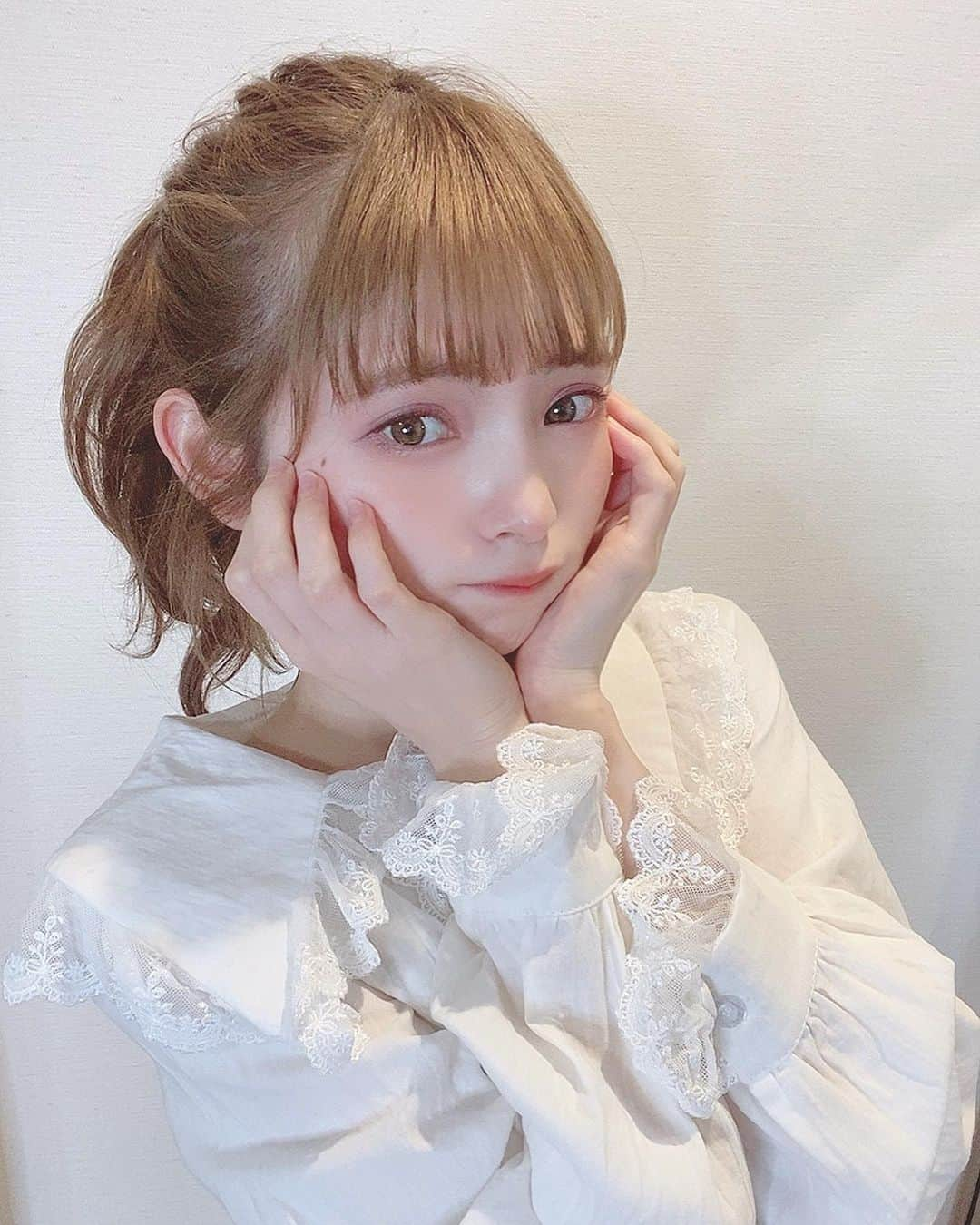 橋下美好さんのインスタグラム写真 - (橋下美好Instagram)「もしかしたら。。 みんな一人で他撮り風に 撮ってるのかもしれない。。」4月24日 19時08分 - miyoshikun