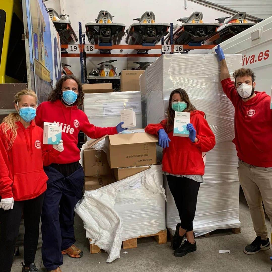 ペネロペ・クルスさんのインスタグラム写真 - (ペネロペ・クルスInstagram)「The medical supplies we have been trying to source for weeks are arriving in stages and with delays. The demand for these supplies is overwhelming and the delays are long. But today, another shipment of these supplies has arrived!  @alejandrosanz and Pedro Almodóvar have joined Javier and I in making this donation.  Together we have managed to obtain 152.000 surgical masks and FFP2 which have been delivered today to the Gregorio Marañon Hospital in Madrid and to the Non profit organization,  Open Arms in Barcelona. This organization will distribute the medical supplies to Senior citizens’ Residences and Nursing homes throughout Cataluña,  providing support to our extraordinary medical personnel and carers. Our gratitude goes out to MAPE for their help in processing the orders. This is the time to continue working together and supporting unconditionally the ones who need it the most amongst us and the amazing teams of exceptional human beings that care for them and look after all of us all during our confinement.  Thank you!! 🙏❤️ We send our condolences and love to all the people who have lost a loved one in this dramatic situation. #hospitalgregoriomarañon @proactivaopenarms @alejandrosanz #pedroalmodóvar」4月24日 19時10分 - penelopecruzoficial