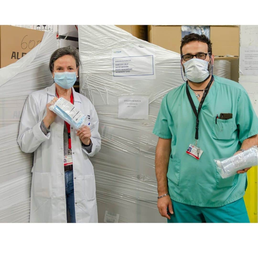 ペネロペ・クルスさんのインスタグラム写真 - (ペネロペ・クルスInstagram)「The medical supplies we have been trying to source for weeks are arriving in stages and with delays. The demand for these supplies is overwhelming and the delays are long. But today, another shipment of these supplies has arrived!  @alejandrosanz and Pedro Almodóvar have joined Javier and I in making this donation.  Together we have managed to obtain 152.000 surgical masks and FFP2 which have been delivered today to the Gregorio Marañon Hospital in Madrid and to the Non profit organization,  Open Arms in Barcelona. This organization will distribute the medical supplies to Senior citizens’ Residences and Nursing homes throughout Cataluña,  providing support to our extraordinary medical personnel and carers. Our gratitude goes out to MAPE for their help in processing the orders. This is the time to continue working together and supporting unconditionally the ones who need it the most amongst us and the amazing teams of exceptional human beings that care for them and look after all of us all during our confinement.  Thank you!! 🙏❤️ We send our condolences and love to all the people who have lost a loved one in this dramatic situation. #hospitalgregoriomarañon @proactivaopenarms @alejandrosanz #pedroalmodóvar」4月24日 19時10分 - penelopecruzoficial