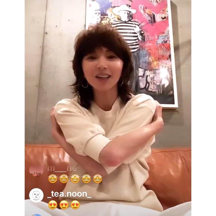 森下紀子さんのインスタグラム写真 - (森下紀子Instagram)「. インスタLIVEを観て下さった皆さま 本当にありがとうございました♡  急遽iPad手持ちで ブレブレ配信すみません🙏  皆さまの温かいメッセージに 私も元気をいただきました！  途中名前が出て来なくw ちゃんとご紹介できなかった ケア製品です . . ★シャンプー @naturalcosmo  ヘアミール トリートメントシャンプー  ショートヘア用のシャンプーで 根元にボリュームが出ます . . ★ヘアトニック @yumedreaming  TWI スカルプセラム  元々白髪は少ない方でしたが これを使い始めてから 明らかに白髪が減りました . . ★ハンドクリーム @bxe_natural  ルクラ　ベビースキンバーム  赤ちゃん肌用のバームなので 家ではまめに塗っています  セルフハグも好評だったので、 また一緒にやりましょう！ . #また来週木曜日にお逢いしましょう #名前出てこない問題」4月24日 19時11分 - noriko_morishita_