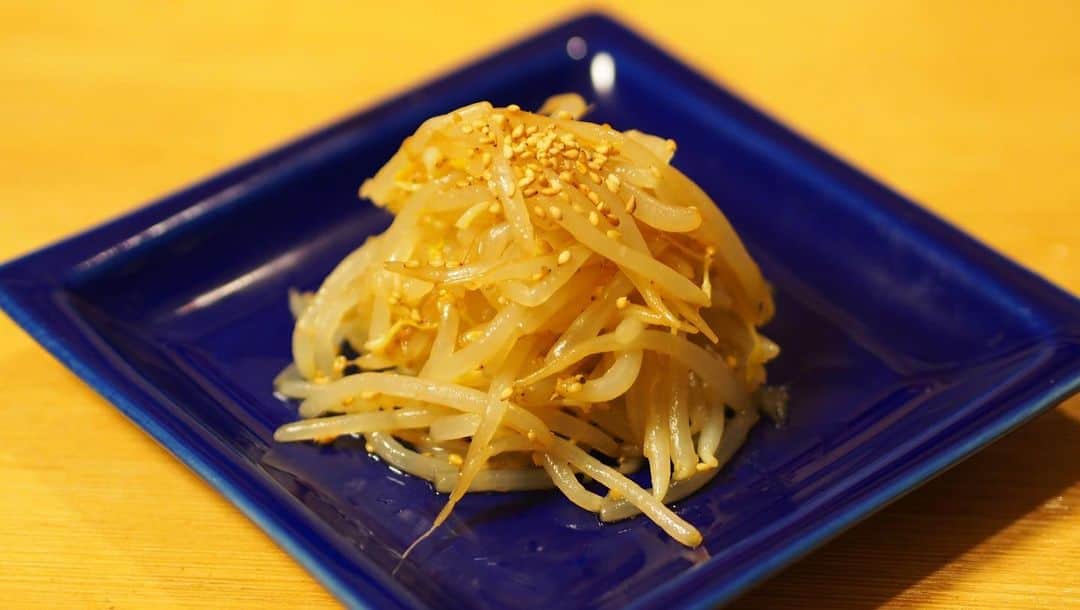 AO のインスタグラム：「めんどくさがりな私でも作れる 簡単もやしナムル✨ ナムルおいしいよなあ いっぱい作っていつでも つまめます👵🏻 #もやしナムル#レシピ#ごま油#olympus#olympuspen#おうちASOBI」