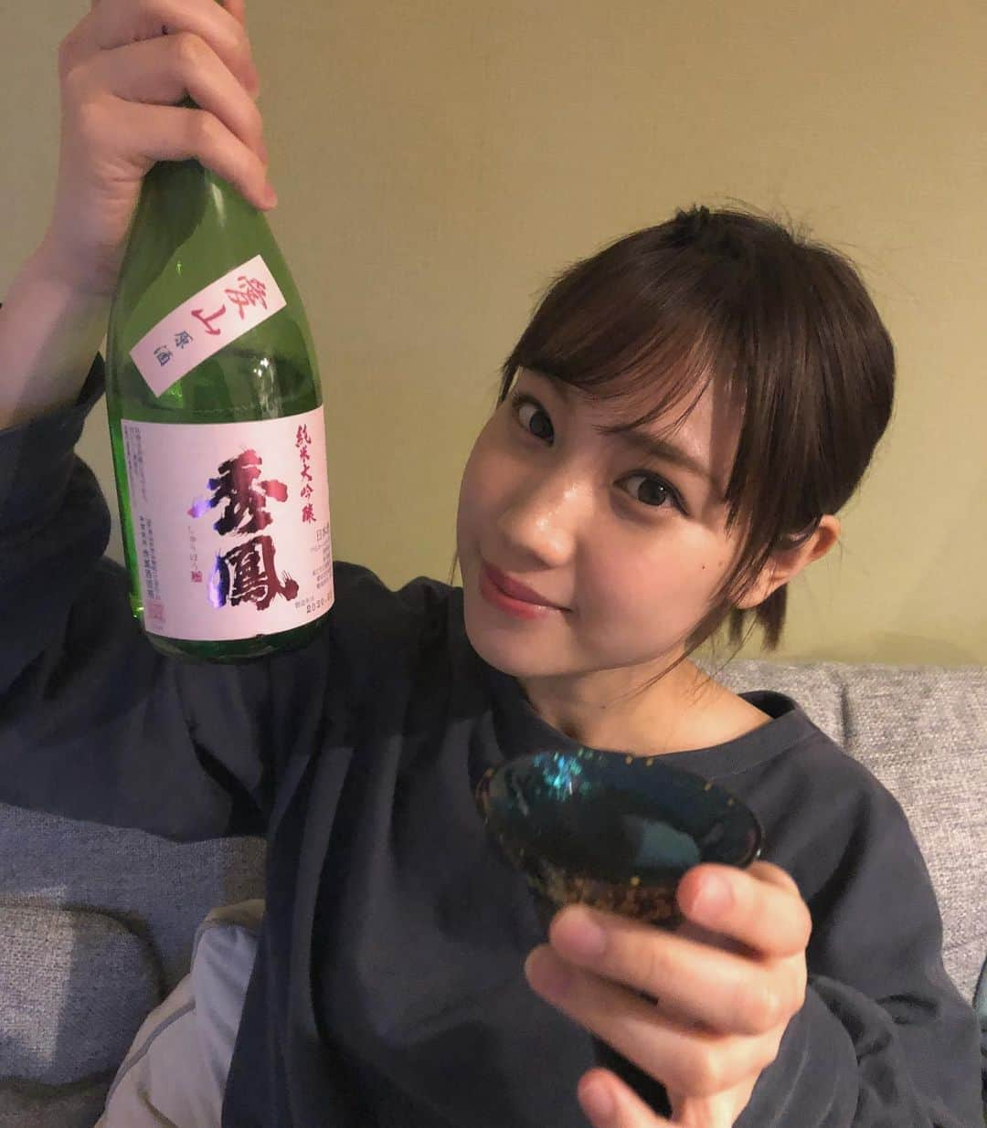 高野祐衣さんのインスタグラム写真 - (高野祐衣Instagram)「🍶ゆいぽんしゅ🍶 〜stay home ver.〜﻿ ﻿ ﻿ ﻿ ﻿ 大好きな秀鳳の愛山を見つけたので即買い❤︎﻿ ﻿ ﻿ 『秀鳳』 純米大吟醸 愛山﻿ ﻿ 口当たりなめらかで﻿ ほのかな蜜っぽい甘み、﻿ ラストは渋味がありキレもあるので﻿ 甘めのお酒ではあるけど﻿ 単体でも食中酒にもいい🌟﻿ アルコール度数17%を感じさせない﻿ 飲みやすさ！おいしい❤︎﻿ ﻿ インスタライブ中に5杯くらい﻿ いっちゃいました😝🍶﻿ ﻿ ﻿ ﻿ ﻿ #日本酒 #日本酒女子﻿ #秀鳳 #山形県 #秀鳳酒造﻿ #純米大吟醸 #原酒﻿ #stayhome #おうち時間﻿ #おうち飲み #家飲み﻿ #sake #japanesesake﻿ #ゆいぽんしゅ」4月24日 19時21分 - yuipooon12_06