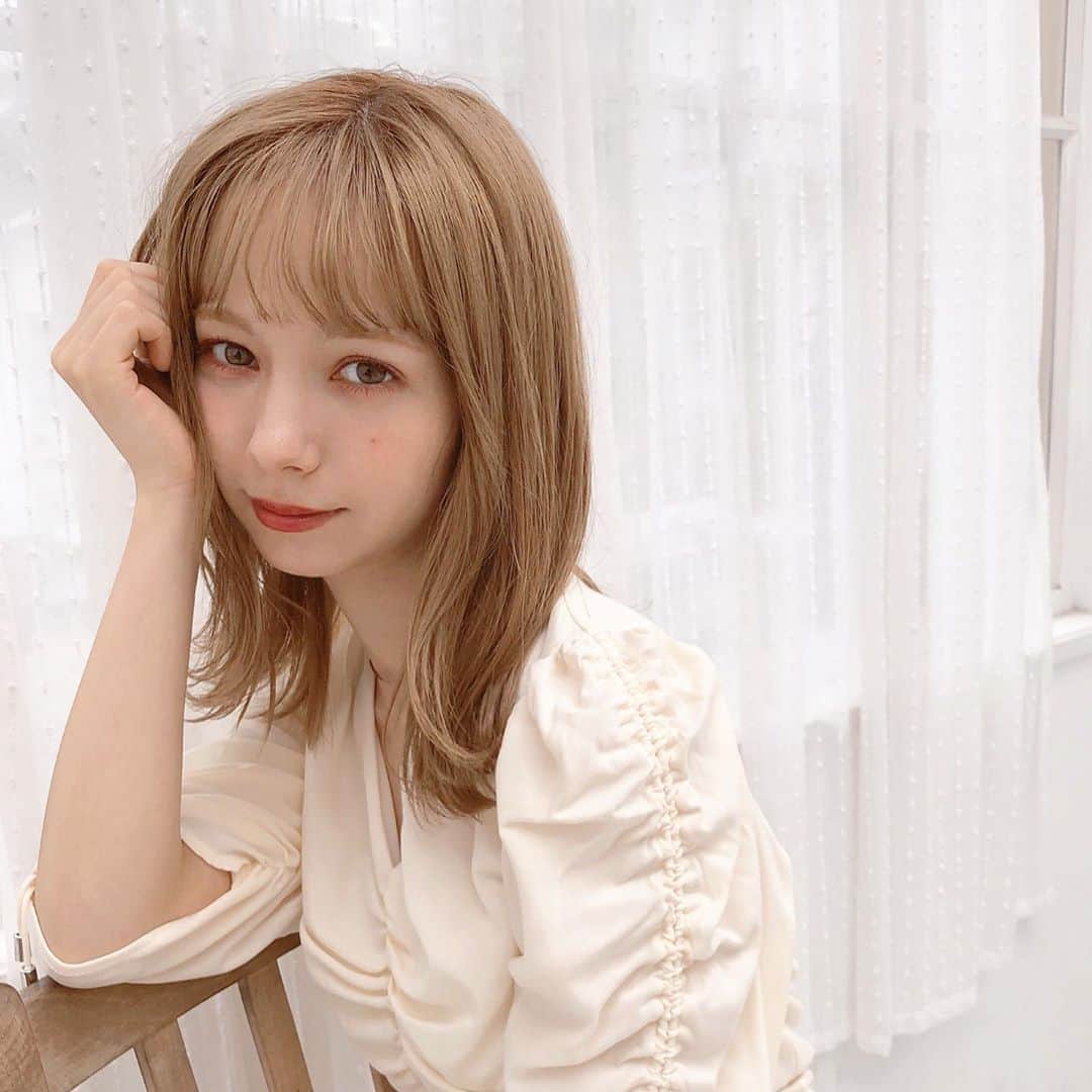 柴田あやなのインスタグラム：「ひたすらstay home🏠しとります〜。みんなはおうちで何してますかっ！ 美容院行きたくても行けない人がたくさんいると思いますが、そんなときはぜひ！おうちで染められるpaltyでヘアカラーを楽しんでください❤︎ これはpaltyのパッケージ撮影のオフショット🙌🏻CMでもチラッと映ってます〜！うれしい〜！！！ あつ森かなりはかどってます。島３回作り変えました。みんなと通信したいんだけどバグが多いみたいのでちょっと怖い😢住民が勝手に引っ越したりデータ初期化されるバグがあるらしい。。。真偽不明だけど。。。」