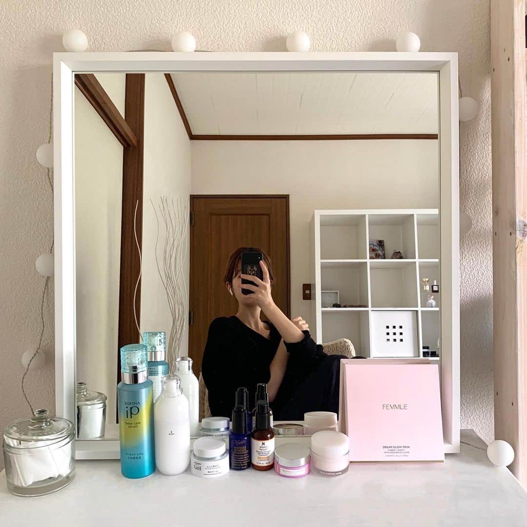 西谷菜々のインスタグラム：「.﻿ 皆さんから質問いただいていたスキンケアについて🕊大変お待たせしました♡﻿ おうち時間が増えた今、じっくりスキンケアタイムがリフレッシュできるひとときだったり。﻿ そんな気分の上がるアイテムたちを紹介します🌿﻿ ※長いよ！笑 ﻿ ﻿ . ﻿ ■SOFINA iP 土台美容液﻿ パチパチしない炭酸泡の美容液。毛穴より小さな泡が角層まで潤いを届けてくれるらしく、馴染ませた後すぐに肌が柔らかくなるのを感じるほど…！﻿ 実はリピート3本目なのだけど、一度これが切れていた時の肌の調子がすこぶる悪くなり、慌てて使用再開。﻿ 使った瞬間パーンとハリが出てびっくりしました笑　無いと不安になるアイテム☺️﻿ ﻿ ■IPSA ME レギュラー3﻿ カウンターでBAさんにおすすめされてから、こちらもリピートしてる化粧水。﻿ かなりの混合肌で、Tゾーンのベタつきと頬のかさつき悩みがこれを使用し始めて軽減された気がします。﻿ 乳液に近いとろっとテクスチャーなので、肌に塗りやすいところも好きなポイント☺︎﻿ ﻿ ■curel 薬用美白クリーム﻿ BEAUTY THE BIBLEで紹介されていた「乳液仮面返し」をする時に使っているクリーム。﻿ 乳液ほど緩くなく、クリームだけどすっと伸びるのでこちらを愛用。﻿ ここには載せていませんが、デイリー使いのシートマスクは「毛穴撫子」を使ってます♥﻿ ﻿ ■Kiehl's ミッドナイトボタニカル コンセントレート﻿ さらっとしたオイル美容液。順序としては土台美容液→化粧水→シートマスク→美容液の順で使用しています。﻿ ハンドプレスできゅっと入れ込んでいくと、潤いが満ちて肌がモチモチになっていくのを感じます。🌙﻿ 私の場合なのかわからないけど、これを適当に塗って次の工程に入るとモロモロが出ちゃうので、手でじっくり浸透させるのがポイント。この時間が結構好き。☺️笑﻿ ﻿ ■Kiehl's DS ライン コンセントレート﻿ ビタミンCとビタミンC誘導体が入った美容液。ニキビ跡や鼻周りの毛穴が気になるところに使ってます。﻿ ビタミン濃度が濃いから、塗るとじんわり温かくなる🍋つるんと滑らかな肌にしてくれる優れモノ。﻿ ﻿ ■Awake ザ フューチャーイズブライト アイクリーム﻿ 以前Awakeさんの体験会の時に頂いたアイクリーム。﻿ それまでアイクリームの必要性を感じてなかったんだけど、目の下のくすみが消えて目元がパッと明るくなり、更にメイクのりまで良くなったのを実感したので今では手放せないアイテム。使うのと使わないのでは全然違います。﻿ 週に一回はラップパックも😉﻿ 伸びが良く一回に米粒大程度の使用でいいから、コスパがいいのも嬉しいところ♥﻿ ﻿ ■FEMMUE ローズウォーター スリーピングマスク﻿ ちゅるんとみずみずしいスリーピングマスク。ふわーとローズの香りが本当に癒される☺️🌹﻿ 使うモチベーションが上がるアイテムです。﻿ 混合肌ゆえに油分の多いクリームを懸念していた時にギフトで頂いて、それから毎日使っています。﻿ 夜塗って朝起きた時に顔が生き生きしてるのはこれのおかげ。﻿ ﻿ ■FEMMUE ドリームグロウマスク CP (4/27発売)﻿ ブースターと毛穴の引き締め機能を持つマスク。﻿ こちらもハーブの香りが癒しで…マスクしながらうっとりします🌿笑 ドリームグロウマスクの唯一無二の感触が大好き。﻿ 袋に美容液がたっぷり入っているので、マスクをした上からくるくる塗りこんでいます。﻿ マスクの中の蒸気で開いてしまった毛穴にアプローチして、キュッと引き締まったのをすぐに感じた…！限定品なのでストック用も購入します🙏﻿ ﻿ .﻿ ﻿ 今のお気に入りスキンケアアイテムはこんな感じです♡﻿ 元々スキンケアに興味がなかったわたしですが、﻿ 歳を重ねるごとに素の肌を綺麗にする事の楽しさを実感してます🤍﻿ ﻿ 特に今は、お肌に時間をかけられる期間だと思っているので﻿ みんなでスキンケア楽しみましょうー🌷﻿ ﻿ #skincare #stayhome」