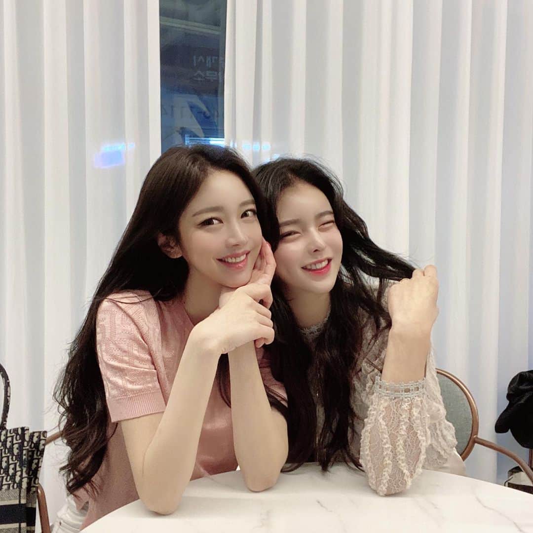 ダユンさんのインスタグラム写真 - (ダユンInstagram)「가은언니 사랑해 친언니해줘 💜 살면서 본 사람중 제일 예쁜 우리 가은언니 우리 서로 부케 받아주자 는 농담이야 난 결혼 안할꺼야!!!!」4月24日 19時19分 - 2__yun__2