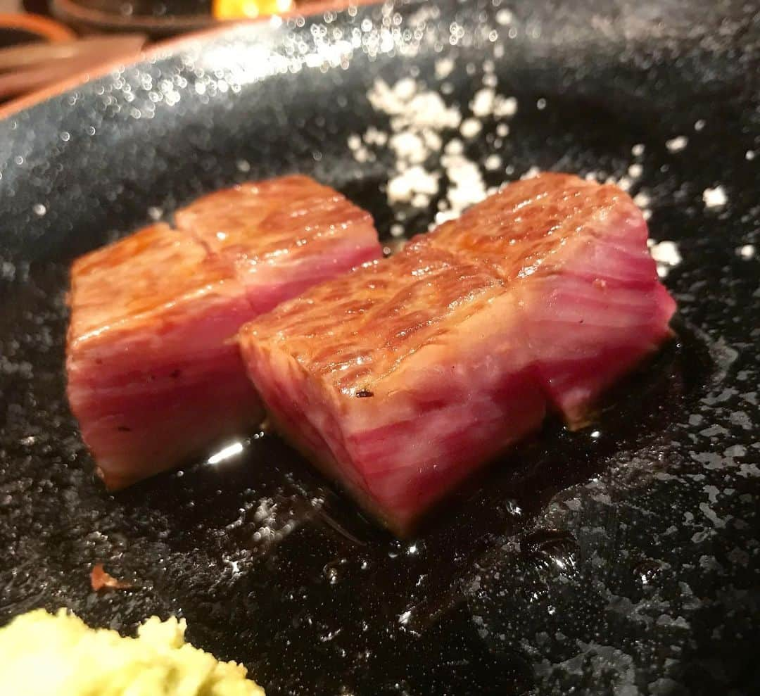 吉田早織さんのインスタグラム写真 - (吉田早織Instagram)「いつか行った鳥茂🥰🥰🥰﻿ 食べログ4.07 芸能人もたくさんくるらしーよ✌️﻿ ﻿ 鳥茂といえばレバーだけど、﻿ ステーキも柔らかくてうまうまです😋😋﻿ 4枚目レバーは東京の焼き鳥屋で敵うところないんじゃないかと個人的には思ってます🙏﻿ ﻿ 宅飲みも楽しいけど、家ではどうしても食べられないものってあるよねー🤔﻿ けど最近はテイクアウトもやってるみたい！！ ﻿ ﻿ #鳥茂#新宿#お酒好きな人と繋がりたい #宅飲み#酒の肴 #follow#followme#新宿グルメ#お酒#グルメ好きな人と繋がりたい #お酒好き女子 #グルメスタグラム#グルメ#日本酒好きな人と繋がりたい#ワイン#ワイン好きな人と繋がりたい#焼鳥#焼き鳥#美味しい#美味しいもの好きな人と繋がりたい#レバー#テイクアウト」4月24日 19時25分 - saoriyoshida034