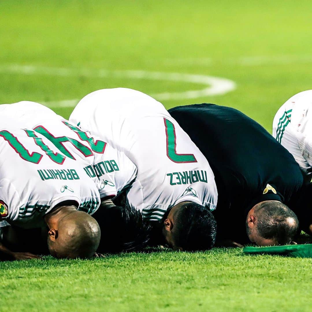リヤド・マフレズのインスタグラム：「Ramadan Mubarak à tous mes frères et sœurs 🤲🏼🌙 Qu'Allah nous facilite ce jeûne, pensons et prions pour tous les gens en difficulté en cette période 🙏🏽💚 #Alhamdulillah」