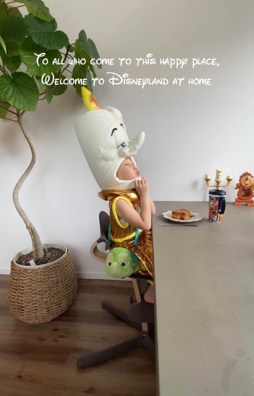 tiahy__のインスタグラム：「. .  To all who come to this happy place, welcome to Disneyland at home . . .  Disneyland is supposed to be the happiest place on earth. . .  But the happiest place on earth is closed. . .  We want to come back here again oneday. . . .  自宅Disneylandへようこそ！ . . ディズニーランドは地球で最も幸せな場所と言われています。 . .  ですが、今、地球上で最も幸せな場所は、閉鎖されています。 . . 誰もが我慢をして我慢をして、苦しい毎日を過ごされていると思います。 . .  いつか必ず、戻って来られることを願って。 . .  今日は、Taiaと動画を見てくださる方々に、自宅ディズニーランドを見ていただきたくて、準備してきました！ . .  Disney Resort Line. .  Monsters, Inc. Ride & Go Seek!  Buzz Lightyear Astro Blasters  Mickey shape Hand washing @American Waterfront  Soap Bubble @Disney Sea Plaza  Churro @ Critter Country .  Great American Waffle Company  Minnie’s House @ Toon Town  Western River Railroad @ Adventure Land  Grand Emporium  Ice cream @ Mediterranean Harbor  McDuck's Department Store  Toy Story Mania! @ Toyville Trolley Park  Fantasy Land  Show @ Cinderella Castle 🏰. . . 限りある敷地の中でではありますが、 大好きなDisneylandとDisneyseaを思いっきり楽しみました^ ^ . . 見てくださる方々も、ぜひ一緒に楽しんでもらえたら嬉しいです。 . .  毎日お外に行くのを我慢してくれているTaiaに自宅ディズニーリゾートのAnnual passportをプレゼントしたので、これから毎日楽しむそうです🛳 . . . #taiacostume #disney#disneylandathome #disneyland#lumiere_taia #DisneyMagicMoments#サンゴ#sango」