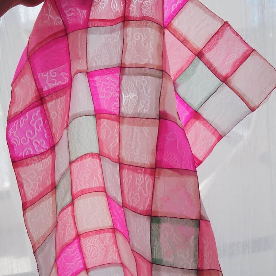 石坂友里さんのインスタグラム写真 - (石坂友里Instagram)「初めてポジャギに挑戦しました🐨 ポジャギとは、余った布を縫い合わせて風呂敷やランチマットをつくったりする韓国の伝統手芸です。布は天然の染料で色染めされてたり、素材もいろいろで、私は韓国のおみやげにもしたりします🐨🌱独特な色合い。なんだろうこの綺麗な組み合わせ... 最近はパステルカラーとかも多くてすっごく綺麗なんだなぁ~~!だから1度作ってみたかったんだけど...難しかった!たくさん練習して、次韓国に行くときは本場で端切れ選んでつくってみたいな🐨💚作ってる間綺麗な色にたくさん癒されました🌱ポジャギ作りおすすめです🌱  ニュースをみるともどかしいことはたくさんあるけれど 朝起きた瞬間 夜寝る前の時間 なんとなく、祈ることが毎日の日課になりました。  もはや神さまにゆだねるしかないのかなぁというこの状況で 素晴らしい日の訪れを 希望をもって待ち望めますように。  毎日働いてくださっている方々に毎日本当に本当に感謝します。 早く平和な日が戻りますように🌍  너무너무 예뻐서 한번 만들고 싶었던 보자기..드디어 도전했어요!!💚ㅎㅎ  너무 어렵다~~!!생각한것 처럼  못 만들었지만 ㅎ조금만 더 연습해서 다음에 한국갈때는 동대문에 가서 (거기 가면 있겠죠...?)천을 고르고 만들어 보고 싶어요!! ㅎㅎ  근데 이 한국 특유한 색깔 ..정말 예뻐서 보고 있기만 해도 기분이 좋아져요!🐨🌱 뉴스 보면 답답한 일들이 너무나 많아서 아침 일어나자마자, 잠 자기전에  기도하는게 습관이 됐어요. 이제는 하나님에게 맡길  수 밖에 없는 이 상황에 다시 예쁜 날들이 오는 걸 희망 가지고 기다릴 수 있도록 맨날 밖에서 일 해야되는 분들에게도 정말정말 감사하고 빨리 평화한 날들이 오길...🌍 #ポジャギ #보자기」4月24日 19時56分 - yuri.d