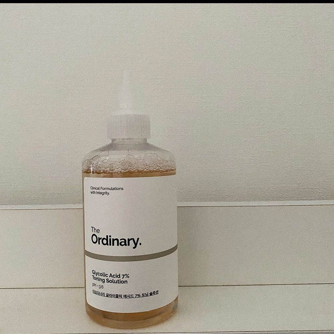 橋本愛奈さんのインスタグラム写真 - (橋本愛奈Instagram)「最近仲間入りした、 The Ordinary.のグリコール酸ピーリング 7％トーニングソリューション🌿 わたしはお風呂あがりに使ってます ピーリングなのでちょっとヒリっとする時もあるけど、 そのあとたっぷり保湿したら◎ 思ってた以上にすぐ肌質変わった気がする！ 肌のゴワツキがなくなった〜〜〜 あとなんていったって、めちゃいいのに安い！ コスパが良すぎる！ (ほとんど2000円以下とかだったよ) ． ． おうち時間でお肌を休められる時間があるので この期間にがんばるぞーーーー #theordinary  #ハシモト美容事情 #おすすめも」4月24日 19時49分 - aina_hashimot0