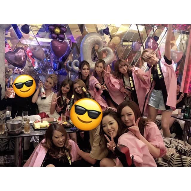 のインスタグラム：「. ⚠️ご報告⚠️ . まだ日にちも載せてなかった今年の birthdayイベントですが 新型コロナウイルスの影響で "延期"することに決めました🙇🏽‍♂️🙇🏽‍♂️🙇🏽‍♂️ . まだ自粛ムードが続くこのご時世で いつ出来るか分からない状況ですが あくまでも中止ではなく"延期"という 形で考えています。 . 社会情勢も踏まえたうえで また日程をSNSなどで告知させてもらいます‼️ . 早くこの騒ぎが終息しますように… . . 写メは去年のbirthdayの お気に入りの1枚Σp📷ω･´)☆*。 . . . #池袋 #ikebukuro #キャバ #キャバクラ #キャバ嬢 #池袋シーサイド #プリンスグループ #birthday #bd #バースデーイベント #シャンパン #キャバドレス #思い出pic #去年 #サプライズ #法被 #イベント #ちなみにこの写真 #記憶ありません #今年もまたベロベロになれる日が来ますように #どんな願いや #🎂 #🎊 #🎉 #🍾 #🥰 #instagood #instalike #like4like #l4l」