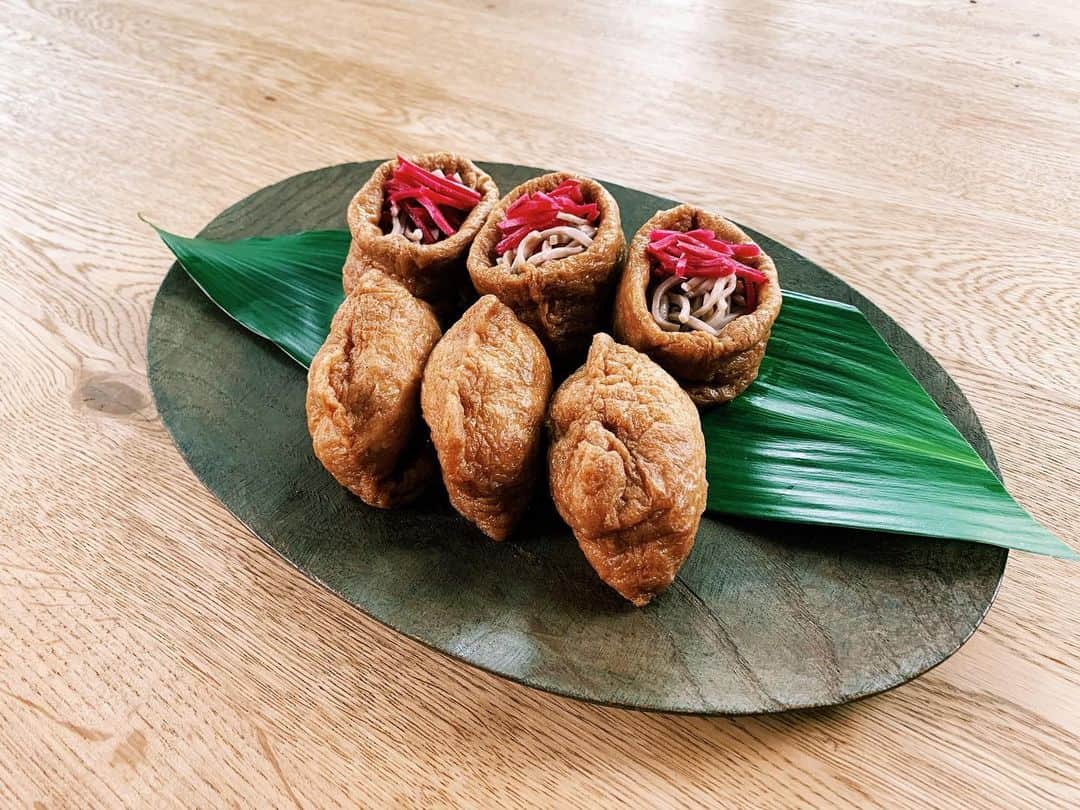 水嶋ヒロのインスタグラム：「Hiro-Meshi ☺︎ #23 How To Cook “INARI SUSHI & SOBA INARI” Japanese Home-Style Cooking. #NewEpisode #23 #Uploaded #新エピソード #更新 #youtubechannel #hiromizushima #hiromeshi #ヒロメシ #水嶋ヒロ #いなり寿司 #蕎麦いなり #InariSushi #SobaInari #japanesehomestylecooking #家庭料理 #初心者 #beginner #BANZAIJAPAN #music #stayhome #cooking」
