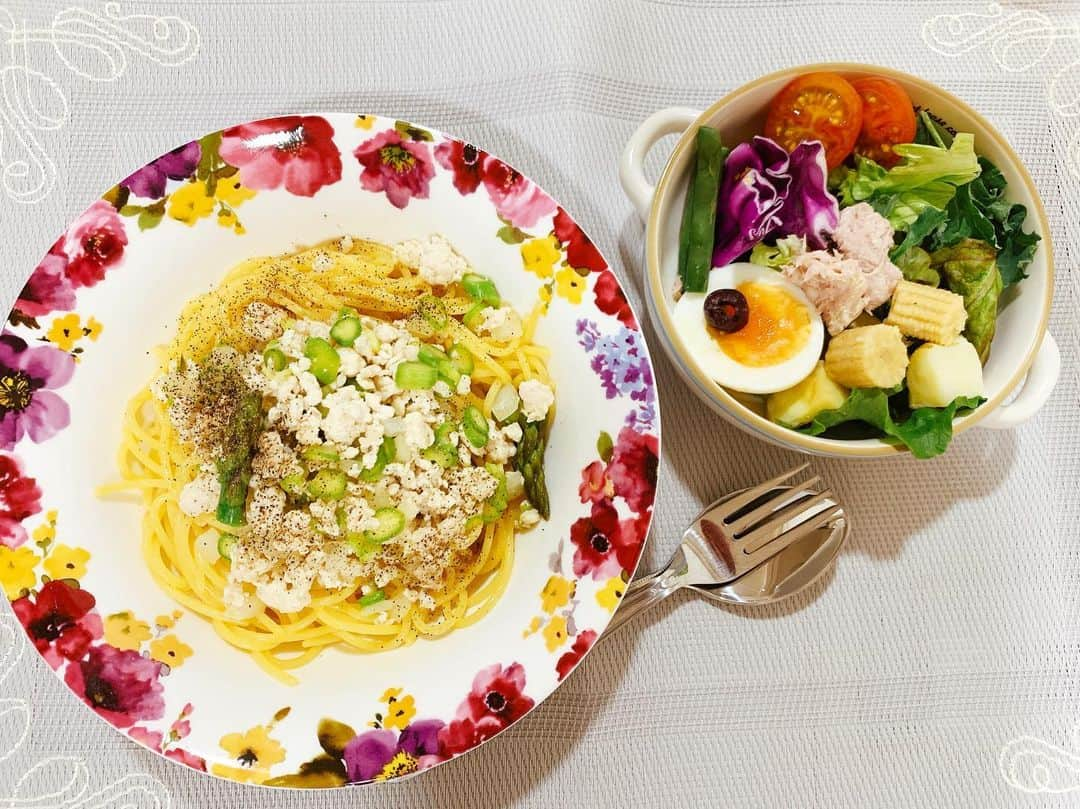 成瀬心美さんのインスタグラム写真 - (成瀬心美Instagram)「🍽 . . 最近自分の写真 ばかりだったので 今日作ったご飯 載せてみます🍝 . . テレビで見て おいしそうだなぁと思った 塩ミートソースのパスタを✨ . . 和風カルボナーラっぽくもあって ブラックペッパーたっぷりで いただきました😋 . . みんなは何食べた？ . . #dinner #pasta #salad #yammy #cooking #followme」4月24日 19時53分 - coco3ndazo