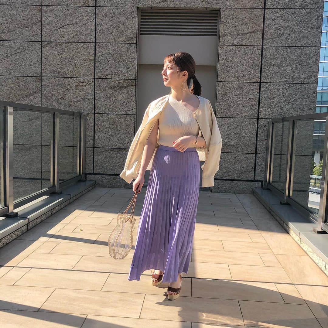 のインスタグラム：「【PICKUP STYLING】 〈梅田大丸〉TSUJINAKA（@lagunamoon_mio） シアーフレアーニットスカート  price...13,000(+tax) color...GRN/LVD/CRM size...F (スタッフ身長150cm Fサイズ着用)  シアーな編地を使用した軽やかなニットスカート。 S/Sを感じさせるカラー展開も魅力的なアイテムです。 今期はトップスをアウトしたスタイリングがオススメ。  ___________________________________________________ LAGUNAMOON全国店舗のLINEアカウントが出来ました！ @lagunamoon_shop TOPのハイライト「LINE」よりお好きな店舗を追加出来ます！ _____________ プロフィールのURLよりご覧下さい。 #LAGUNAMOON #LAGUNAMOON_SHOP」