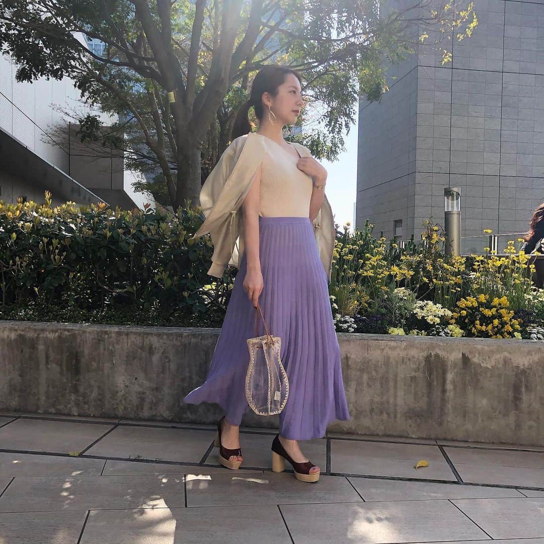 のインスタグラム：「【PICKUP STYLING】 〈梅田大丸〉TSUJINAKA（@lagunamoon_mio） シアーフレアーニットスカート  price...13,000(+tax) color...GRN/LVD/CRM size...F (スタッフ身長150cm Fサイズ着用)  シアーな編地を使用した軽やかなニットスカート。 S/Sを感じさせるカラー展開も魅力的なアイテムです。 今期はトップスをアウトしたスタイリングがオススメ。  ___________________________________________________ LAGUNAMOON全国店舗のLINEアカウントが出来ました！ @lagunamoon_shop TOPのハイライト「LINE」よりお好きな店舗を追加出来ます！ _____________ プロフィールのURLよりご覧下さい。 #LAGUNAMOON #LAGUNAMOON_SHOP」