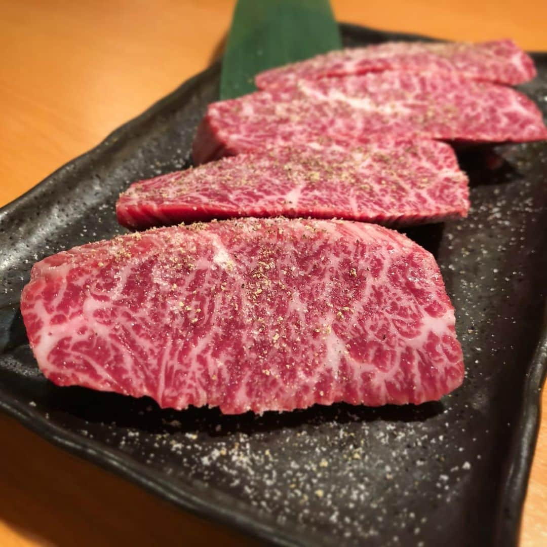 東京肉レポートさんのインスタグラム写真 - (東京肉レポートInstagram)「思い出すだけで涎が出てくる！厚切りハラミを炭火で焼ける日早くこないかな！「しみず」では絶品テイクアウトやってるので、しばらくはそれで乗り切る！テイクアウト詳細はストーリーズハイライトまで！ ﻿ 価格帯：8,000〜12,000円﻿ オススメメニュー：厚切りタン、上ハラミ ﻿ I miss you Harami sooo baddd ! ﻿ #しみず #不動前 #不動前グルメ #ハンバーガー #焼肉 #ステーキ #ユッケ #すき焼き #肉 #和牛 #牛 #グルメ #東京肉レポート #肉レポ #kokoro #ginza #hamburger #yakiniku #wagyu #beef #steak #instafood #food #foodie #barbecue #bbq #tokyo #tokyo_wagyu_report」4月24日 19時58分 - tokyo_wagyu_report