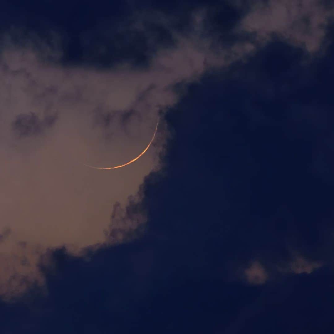 KAGAYAさんのインスタグラム写真 - (KAGAYAInstagram)「金の糸のような月齢1の月。 日が沈んでまもなく、雲間に一瞬だけ見えました。（先ほど東京にて撮影） 新月を過ぎ、これから数日、夕空の細い月と金星が楽しめます。  今週もお疲れさまでした。 #moon」4月24日 19時58分 - kagaya11949
