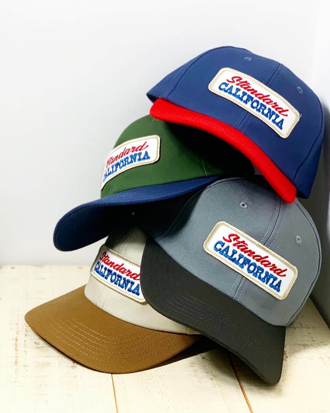 のインスタグラム：「ボディは日本人の頭にフィットする、クラウンが浅い6パネル！！ #standardcalifornia  #スタンダードカリフォルニア #cap #キャップ #logocap #ロゴキャップ #fashion #ファッション」