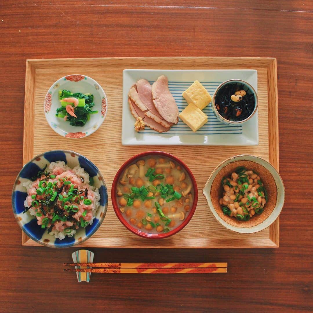 Kaori from Japanese Kitchenさんのインスタグラム写真 - (Kaori from Japanese KitchenInstagram)「タンパク質補給のネギトロ丼定食。そして今日のおやつ時間。 ・ こんばんは。 今日の朝昼ごはん。 最近タンパク質が不足しているので 今日はたんぱく質多めのメニュー。 冷凍のネギトロってどうして 板というか円盤みたいなんだろ…笑 ほぐしたら美味しそうになりました。 やちむんの青がいい感じ☺︎ そして鴨ロースに粒マスタード。 これだけで飲めますね。 おやつ時間は心の栄養、ということで 丹波篠山でカフェを開いている 友達のお店 @cafe_selen の 抹茶とオレンジピールのパウンドケーキに ローズライチ紅茶。 フォークは小学校の時に買ってもらったもの。 サイズ感が気に入ってます。 今日も口福でございました。 ごちそうさまでした。 ・ ・ 【おしながき】 ネギトロ丼 なめことねぎのお味噌汁 納豆と #だし道楽 鴨ロースと粒マスタード だし巻き卵 ひじきの煮物 小松菜と桜えびの柚子胡椒和え ・ ・ Hi from Tokyo! Today’s late breakfast before online meeting w/ boss:Tuna rice bowl, miso soup, natty, roasted duck, rolled egg omelet, simmered hijiki seaweed, and boiled spinach. Matcha flavored cake, and rose lychee fermented tea as a tea break. ・ ・ 2020.04.24 Fri ・ 今日の薬膳は「巡りをよくする」 粒マスタード、柚子胡椒、ローズライチと 気や血を巡らすものをひっそりと取り入れました。 走り書きするまでもない裏テーマでした。 ・ ・ #japanesemeal #washoku #breakfast #朝ごはん #おうちごはん #早餐 #아침밥 #薬膳 #うつわ #自炊 #一汁三菜 #stayhome  #佐藤もも子 #やちむん #ネギトロ丼」4月24日 20時03分 - coco_kontasu