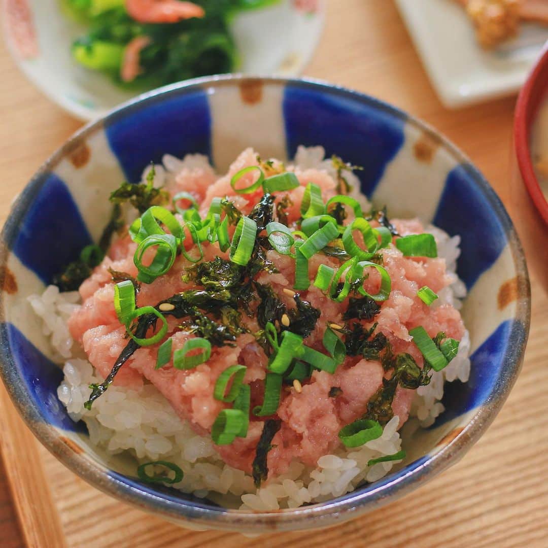 Kaori from Japanese Kitchenさんのインスタグラム写真 - (Kaori from Japanese KitchenInstagram)「タンパク質補給のネギトロ丼定食。そして今日のおやつ時間。 ・ こんばんは。 今日の朝昼ごはん。 最近タンパク質が不足しているので 今日はたんぱく質多めのメニュー。 冷凍のネギトロってどうして 板というか円盤みたいなんだろ…笑 ほぐしたら美味しそうになりました。 やちむんの青がいい感じ☺︎ そして鴨ロースに粒マスタード。 これだけで飲めますね。 おやつ時間は心の栄養、ということで 丹波篠山でカフェを開いている 友達のお店 @cafe_selen の 抹茶とオレンジピールのパウンドケーキに ローズライチ紅茶。 フォークは小学校の時に買ってもらったもの。 サイズ感が気に入ってます。 今日も口福でございました。 ごちそうさまでした。 ・ ・ 【おしながき】 ネギトロ丼 なめことねぎのお味噌汁 納豆と #だし道楽 鴨ロースと粒マスタード だし巻き卵 ひじきの煮物 小松菜と桜えびの柚子胡椒和え ・ ・ Hi from Tokyo! Today’s late breakfast before online meeting w/ boss:Tuna rice bowl, miso soup, natty, roasted duck, rolled egg omelet, simmered hijiki seaweed, and boiled spinach. Matcha flavored cake, and rose lychee fermented tea as a tea break. ・ ・ 2020.04.24 Fri ・ 今日の薬膳は「巡りをよくする」 粒マスタード、柚子胡椒、ローズライチと 気や血を巡らすものをひっそりと取り入れました。 走り書きするまでもない裏テーマでした。 ・ ・ #japanesemeal #washoku #breakfast #朝ごはん #おうちごはん #早餐 #아침밥 #薬膳 #うつわ #自炊 #一汁三菜 #stayhome  #佐藤もも子 #やちむん #ネギトロ丼」4月24日 20時03分 - coco_kontasu