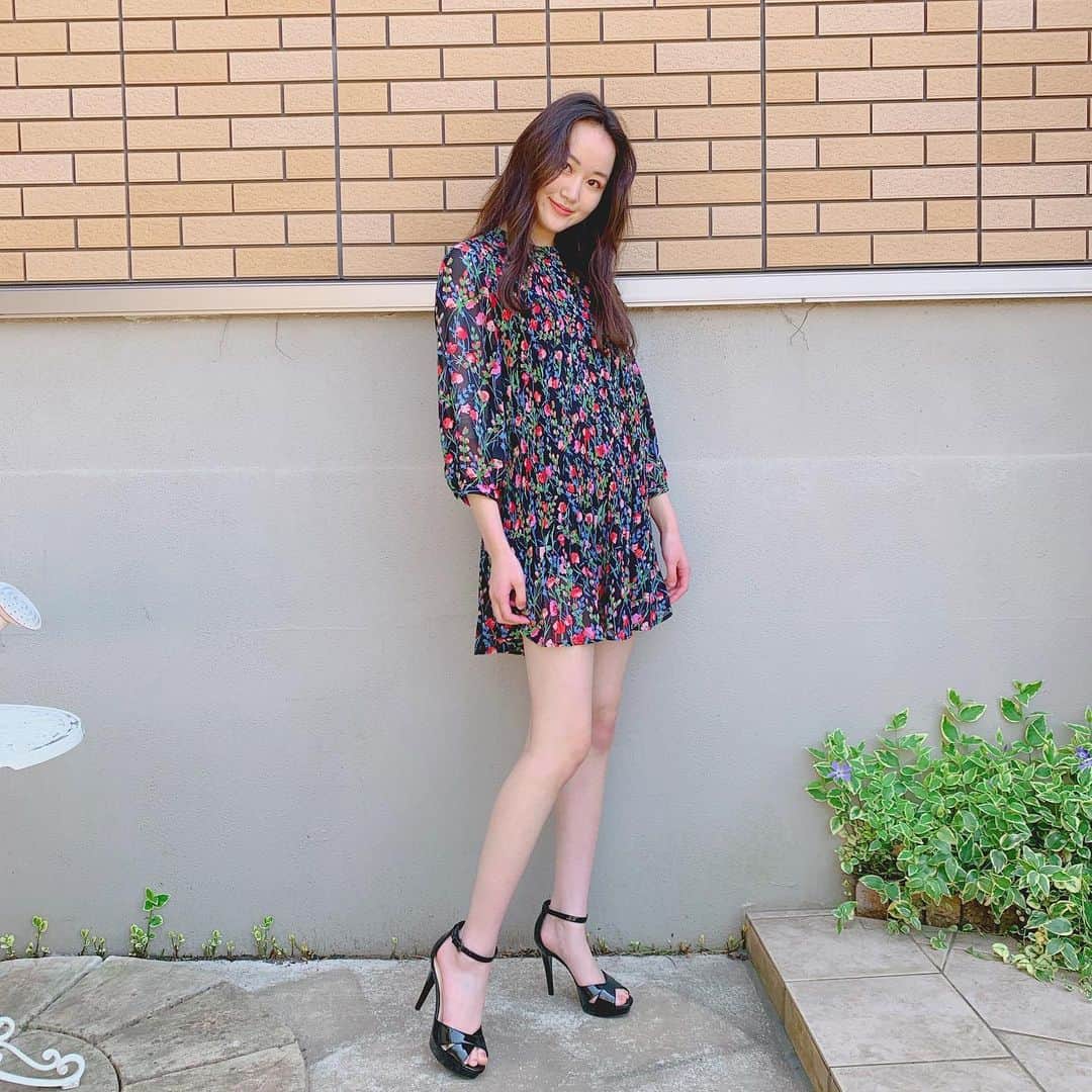 小林恵月さんのインスタグラム写真 - (小林恵月Instagram)「・ ワンピースって1枚で気分が上がる〜⤴️ 明日は初の◯◯紹介します😎 ・ 最近メイクを模索中💄 あ、この写真お母さんに撮ってもらったよ😂 大笑いしながら撮ってもらいました笑🔥 これは堪えた🤗💥 #えづくろーぜっと #ワンピースコーデ  #私服 #ootd #데일리룩 #小林恵月 #オスカープロモーション #oscarpromotion #model #japan」4月24日 20時04分 - ezuki_kobayashi