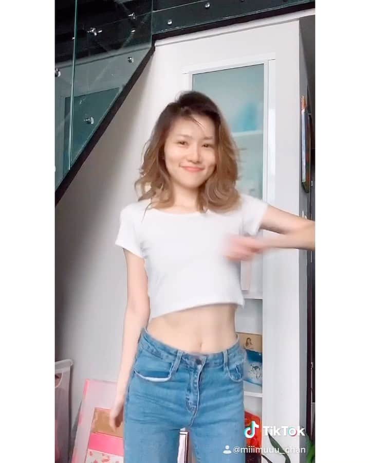 のインスタグラム：「化粧する気ない人😂🤣😂 . . 化粧しようと鏡の前までいったんだけど、”踊りたい！！！”ってなってtiktok ひらいた🤣 . . 最近踊る事がすごく楽しい✨すきだよ . . 落ち着いたらダンス習いに行きたい😍もっとたくさん身体で表現できるようになりたいなぁー✨✨✨ . . . #Mimu #มิมุ #ไม่ใช่มุมิ #ชอบเต้น  #みーむーのダンス記録 #スッピンで顔が薄い🤣🙈 #運動不足の方にtiktokをおすすめします😂 #お家での過ごし方  #stayhome #bangkoklife #tiktok」