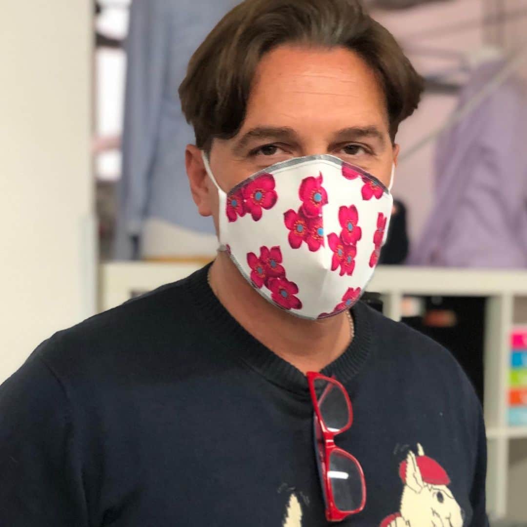 マリオムスカリエッロのインスタグラム：「.com #stayprotectwithstyle 🇺🇸: Fashion Non Surgical Protective Face Mask made in Italy. 3 ply filtering. Outside pure linen printed with exclusive design by @mariomuscariello_brand . Inside pure soft cotton.」
