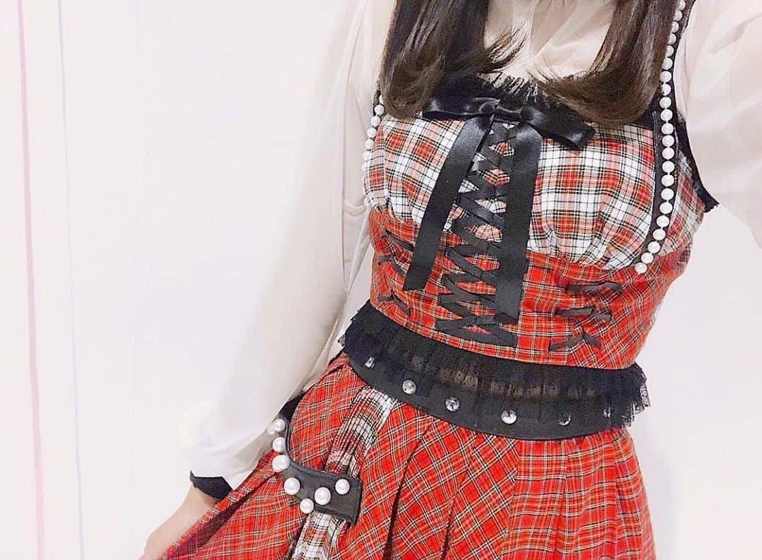 大盛真歩さんのインスタグラム写真 - (大盛真歩Instagram)「❤️🖤﻿ ﻿ ﻿ 1つ前の投稿の衣装のアップver.の写真です︎︎︎︎︎☺︎﻿ 黒のレースやリボンとかパールによってちょっと可愛さの中にパンク・ロックさがあるというか…語彙力がなくて伝わるかな🥺💭﻿ ﻿ ﻿ とにかくかわいい！！！﻿ ﻿ #AKB48 #衣装 #アイドル衣装 #チェック #パンクロック #可愛い #fashion #instagood #lovely #rock ﻿ #オサレカンパニー さん」4月24日 20時12分 - maho_usagi