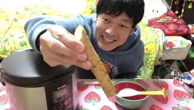 ロッシーさんのインスタグラム写真 - (ロッシーInstagram)「リレー飯！目指せ！最強炊き込みご飯！編。 まさかの、リレーが、レインボー池田から、(@ikenao0919)帰ってきました！ さぁ、どーなる？完成か？？！！！ ○ごはん→醤油→砂糖→ごま油→ツナ→ゴボウ→バター→メンマ→ソーセージ→ニンニク→？ ○ロッシー→熊谷→清人→大谷→とっしー→伊藤→藤田→ジャンボ→池田→またロッシー！  皆んなありがとう！ また、まとめて、 YouTubeにアップしますね！ #ガリットチュウ熊谷 #バッドボーイズ清人著者  #桃組大谷 #LLR伊藤 #バンビーノ藤田 #レインボージャンボたかお #レインボー池田  #飯リレー #リレー飯 #炊き込みご飯 #かやくご飯　 #ふざけるなコロナ #元気が1番の薬 #ロシ企画 #野性爆弾 #ロッシー #より。 #ロシ動画」4月24日 20時23分 - yaseibakudan_rossy