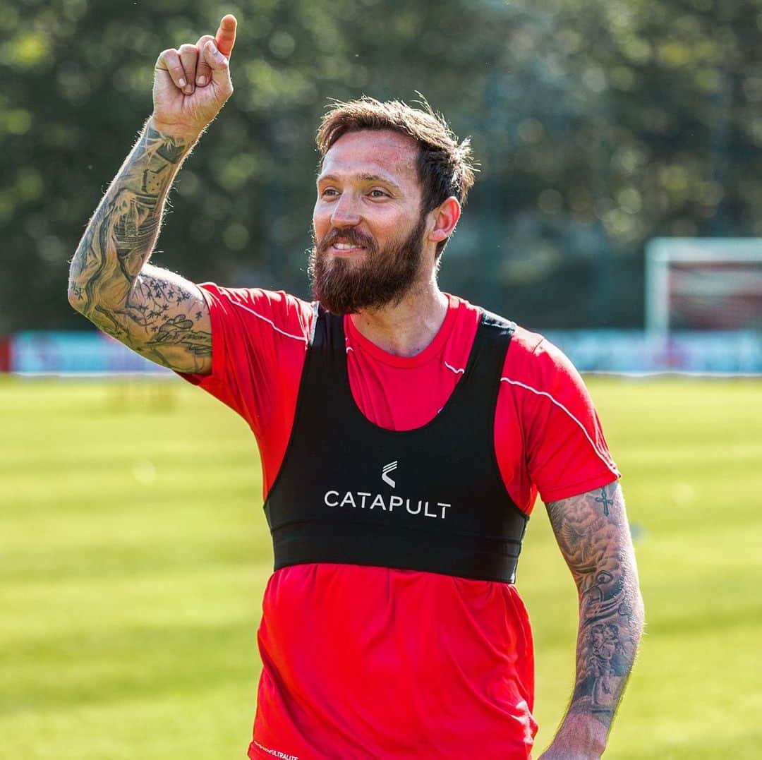 マルコ・ヘーガーのインスタグラム：「Weekend👈🏼👈🏼👈🏼😃 @fckoeln . #wochenende #mood #positivevibes #blessed #healthy #together #against #corona #stayathome #effzeh #training #cologne #fc #mh6 #liebedeinestadt」