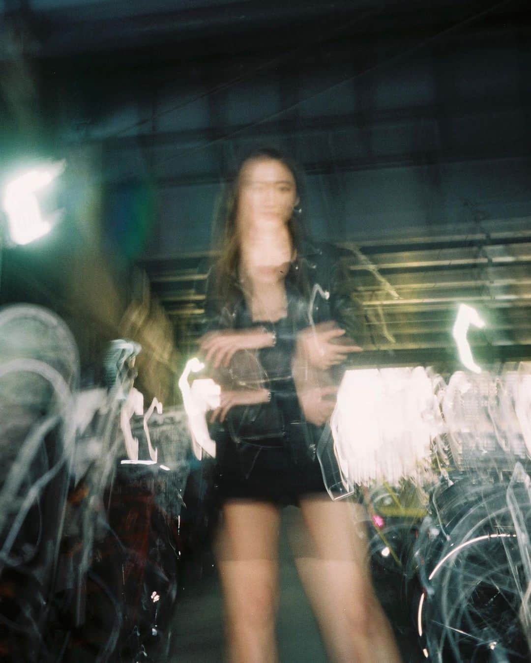 白雪のインスタグラム：「Let’s make something new when it is over. ブレたっていいじゃない。早く撮影したいね。#film 📸 @nobu_arakawa」