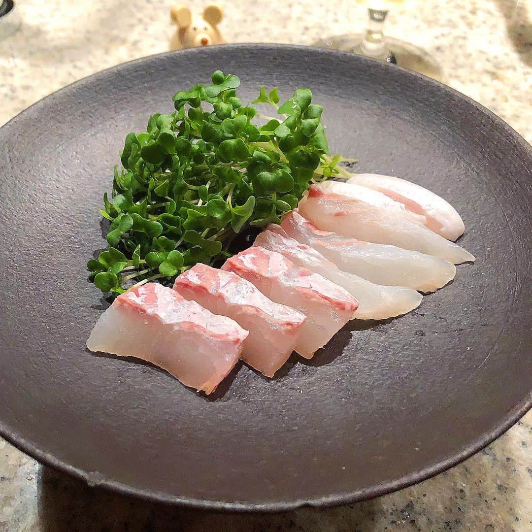 榊山敬代のインスタグラム：「🐟♫…✨ … ・ 週に一度のお買い物は お刺身さんを買うのが たのしみな日課のとき  この日のおススメさんを お店の方に聞きましたら  ヒラメさんとのことで連れて帰るの巻  今回は仲良くとならべまして 盛りすぎてしまいましたけど たっぷりのスプラウトと共に  大変美味しゅうございました ・ ・ 🙏✨… ・ ・  さてきょうは週に 一度の買い出しと  銀行へいきましたら ATMでちょっと事件  発生…🚨"… ・ ・ ATMを利用しようとおもいましたら 紙幣を出し入れされる扉がパカーと 開いていたので中をのぞいてみると  なんと１万円が取り残されていて これはたいへん!と慌てて取り出し スミマセーン！と取り忘れた方へ 届けにゆき無事に１万円が渡せて  ホッとしましたひとコマでした  そして  銀行を出ますと  あのすみません…  と先程お金を渡した方が 入口で待っておりまして  先程は気が動転してちゃんと お礼が言えずに失礼しました  とあらためてお礼を 伝えてくださいまして  ぁぁ…このお方はきっと 日頃の行いが良い方なんだなぁと  なんだかしあわせな気分に包まれるのでした  それにしましても 今年は駅でもお金 を拾い駅員さんへ 渡すこともあって  みなさま落とさないように 気をつけましょう…のとき ・ ・ 👛🙏💦✨ ・ ・ ・  #おうち時間 たのしもう週間 #おうち大好き #stayhome ・ ・ ・ ・　 #盛り付けただけ #ご馳走  #夕食 #夜食 #dinner #おうちごはん  #おつまみ #ひらめ #平目 #ヒラメ #flounder  #healthy #food #seafood #osashimi #お刺身  #brut #antipasto #artist #kitchen #cooking #日本画家 の #お料理こんなもん  #コロナウイルス #Coronavirus#コロナウイルス対策#コロナウイルスが早く終息しますように」