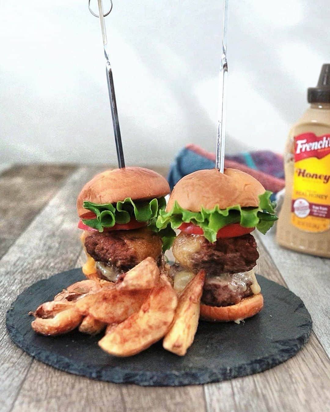 池田るりさんのインスタグラム写真 - (池田るりInstagram)「. 手作りミニハンバーガー🍔 . バンズは自家製の丸パンで代用して パテは前にハンバーグを作った時に小さいサイズも作って冷凍しておいたもの💡 ハンバーガーにはチェダーチーズをたっぷりトッピングして、付け合わせのフライドポテトはにんにくとハーブと一緒にじっくり揚げて香り付けしました☺️ . 外出もできないので、家で食べたいものを作って楽しんでいます😋 . . #スライダー #ハンバーガー #ミニハンバーガー #sliders #hamburger #minihamburguer #lunch #cheese #cheddarcheese #チェダーチーズ #チーズ #potato #friedpotatoes #ポテト #フライドポテト #トスカーナ風フライドポテト #家ごはん #家ご飯 #おうちごはん #自粛ごはん #おうちランチ #おうちで外食気分」4月24日 20時32分 - ruri_ikeda