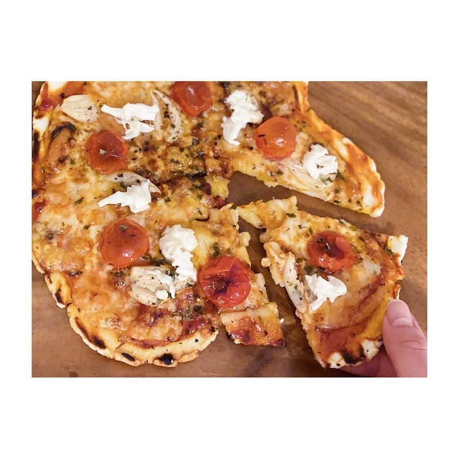 布川桃花さんのインスタグラム写真 - (布川桃花Instagram)「最近は大好きなピザ作りにはまってる🍕﻿ ﻿ みんながお家でデリバリーピザ﻿ 頼んでる写真みてたら食べたくなった🤣﻿ ﻿ グルテンフリーしてるので﻿生地は米粉で作ってるよ✌🏻﻿ 米粉はさくっと仕上がるので﻿それを生かした 薄めのクリスピー生地にしてます！﻿ ﻿ 米粉、ベーキングパウダー、塩、オリーブオイルと お水でで生地ができちゃうからとっても簡単！﻿ ﻿ トッピングを組み合わせるのが楽しい♥️﻿ ﻿ 1〜3枚目はケチャップベースにミックスチーズ、﻿にんにく アンチョビ、トマト、﻿モッツァレラチーズ、乾燥バジル🌿﻿ ﻿ 4枚目は一番好きなお店のピザを真似っこ。﻿ ガーリックオイルベースにミックスチーズ、 ローストチキン、﻿うすーくスライスしたじゃがいも ローズマリーを乗せて食べる前にレモンを搾ります🍋﻿ ﻿ 5枚目はトマトソースに﻿ミックス&モッツァレラチーズ トマト、にんにく、バジルを乗せてマルゲリータ🍅﻿ ﻿ オーブン200度に予熱して、20分くらい！﻿ ちなみに家には伸ばし棒がなくてラップを使ってるんだけど くっつかないし意外と結構おすすめ🤣﻿ ﻿ チーズは植物性でできたヴィーガンチーズも﻿ 気になってるから買ってみよ〜❤︎﻿ ﻿ #momo__beauty #momo__cafe」4月24日 20時25分 - momoka_fukawa
