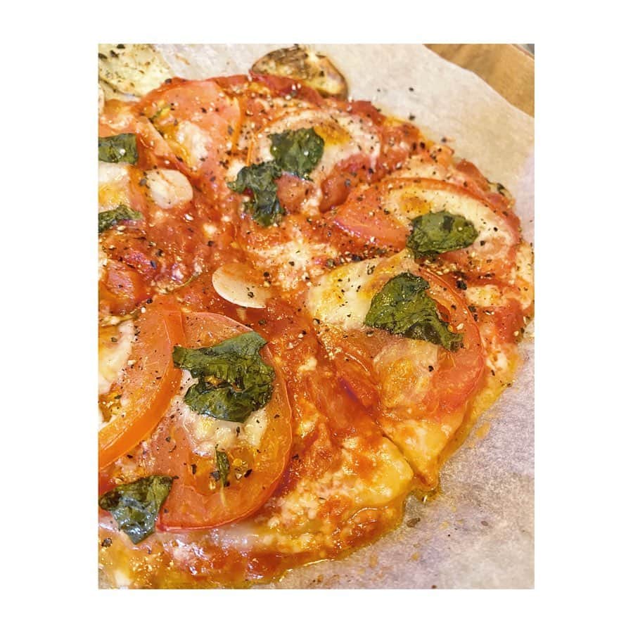 布川桃花さんのインスタグラム写真 - (布川桃花Instagram)「最近は大好きなピザ作りにはまってる🍕﻿ ﻿ みんながお家でデリバリーピザ﻿ 頼んでる写真みてたら食べたくなった🤣﻿ ﻿ グルテンフリーしてるので﻿生地は米粉で作ってるよ✌🏻﻿ 米粉はさくっと仕上がるので﻿それを生かした 薄めのクリスピー生地にしてます！﻿ ﻿ 米粉、ベーキングパウダー、塩、オリーブオイルと お水でで生地ができちゃうからとっても簡単！﻿ ﻿ トッピングを組み合わせるのが楽しい♥️﻿ ﻿ 1〜3枚目はケチャップベースにミックスチーズ、﻿にんにく アンチョビ、トマト、﻿モッツァレラチーズ、乾燥バジル🌿﻿ ﻿ 4枚目は一番好きなお店のピザを真似っこ。﻿ ガーリックオイルベースにミックスチーズ、 ローストチキン、﻿うすーくスライスしたじゃがいも ローズマリーを乗せて食べる前にレモンを搾ります🍋﻿ ﻿ 5枚目はトマトソースに﻿ミックス&モッツァレラチーズ トマト、にんにく、バジルを乗せてマルゲリータ🍅﻿ ﻿ オーブン200度に予熱して、20分くらい！﻿ ちなみに家には伸ばし棒がなくてラップを使ってるんだけど くっつかないし意外と結構おすすめ🤣﻿ ﻿ チーズは植物性でできたヴィーガンチーズも﻿ 気になってるから買ってみよ〜❤︎﻿ ﻿ #momo__beauty #momo__cafe」4月24日 20時25分 - momoka_fukawa