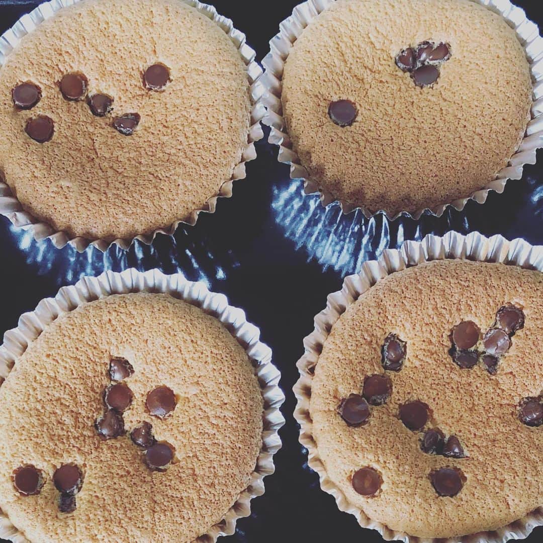 益田麻衣のインスタグラム：「久しぶりに息子とお菓子作り。 リクエストのカップケーキを🧁  ハンドミキサーがなくて、卵白の泡立て必死に頑張った、、、けど、やっぱりハンドミキサーは必要！！ 息子がトッピングしたチョコチップのバランス、手作り感があっていい🤣  あと、焼き終わるまで、オーブンの前でずっと待ってる姿が可愛いかったのでした♡  #お菓子作り #おやつ #料理男子 #息子5歳 #カップケーキ #3時のおやつに #お家時間 #stayhome」