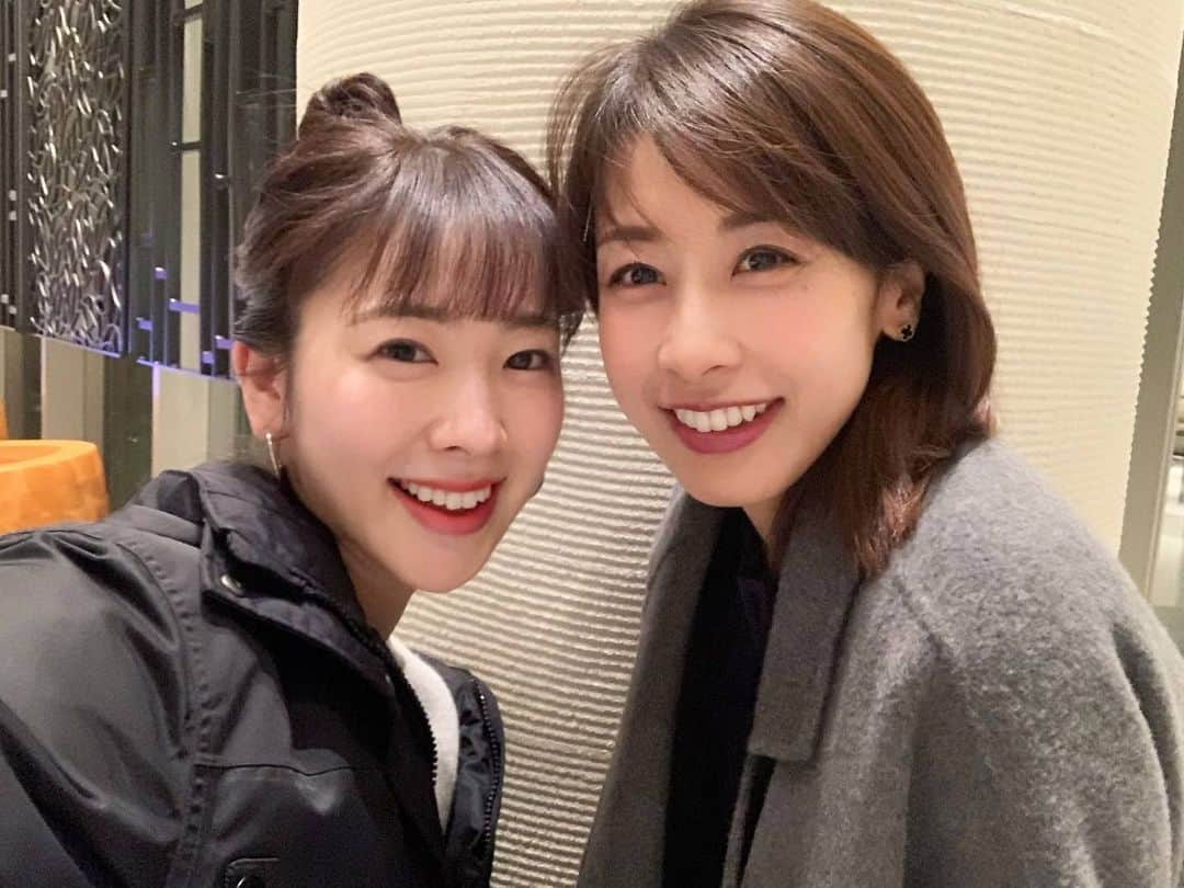 三上真奈さんのインスタグラム写真 - (三上真奈Instagram)「* 昨日はカトパンのお誕生日！🎂🎂 めでたい、おめでとうございます🎈 年末に撮った写真🤳 はやくこうやって会える日がきますように、 写真みたいに加藤さんに接近できますように🙏 今はみんなで我慢の時期ですね！🙌 #ガチャピンにどはまり中のカトパン」4月24日 20時41分 - mana.mikami47