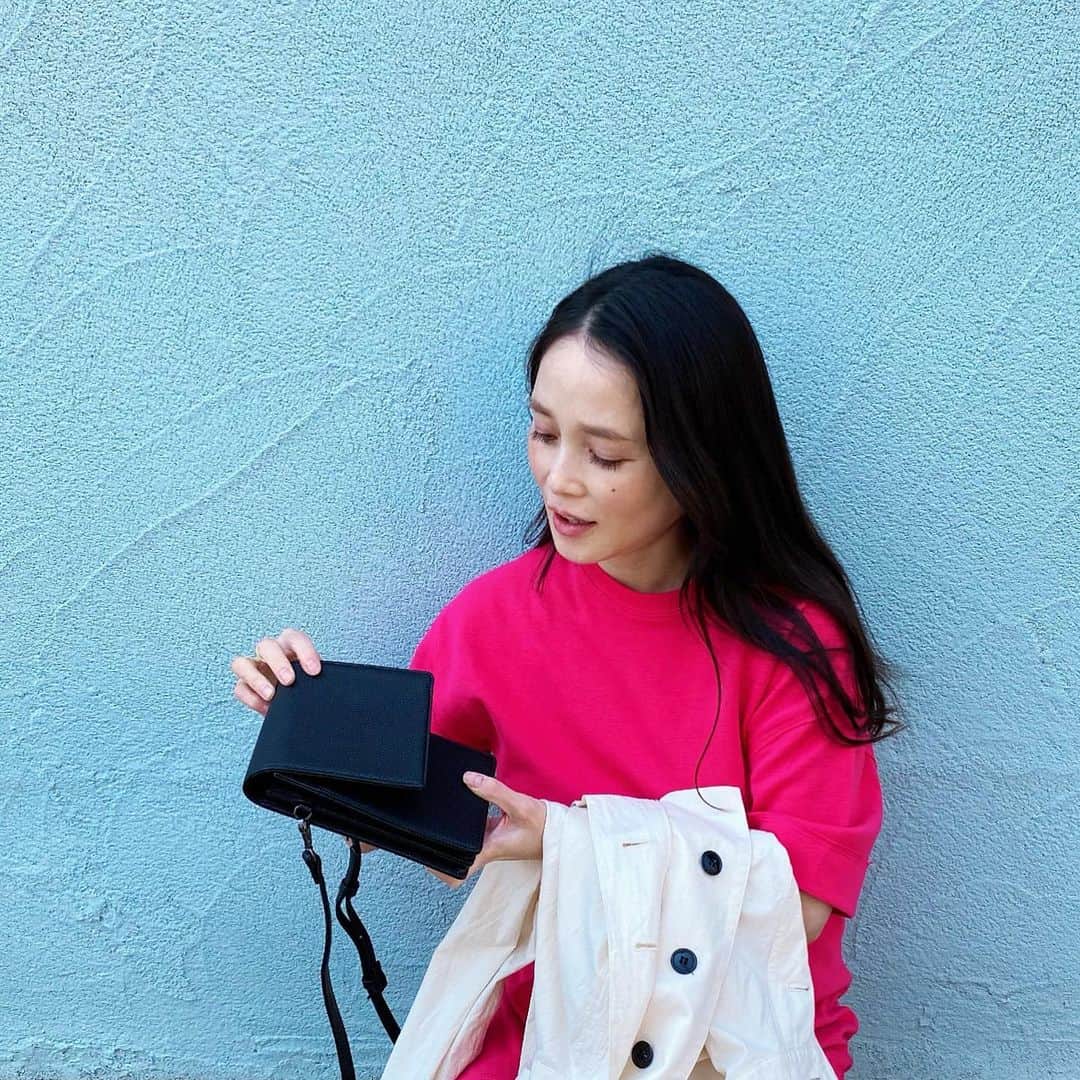 北澤 宏美さんのインスタグラム写真 - (北澤 宏美Instagram)「- 半月以上ぶりくらいに化粧したな👩🏻 いつも身軽でいたい派なもので お手頃すぎるミニバッグをネットでポチりました 携帯とミニ財布とハンカチとエコバッグをこれに詰め込んでる しっかりしていて気に入っているよ  以前モリブデンボールを買った時と同じサイト @rukamo.ooo  アパレルや小売業界など 一般流通で生産しすぎてしまった商品や 売れ残ってしまった商品（滞留在庫） このままでは大量廃棄せざるを得ないを 解決すべく生まれたサイトだよ  自分の欲しいアイテムが見つかれば 環境に配慮したお買い物ができる 購入代金50%ポイント還元されるので（次回に使える） 実質半額なの👏🏻 ・ 滞留在庫がなくなった時点で終わりになるそう  食品ロス同様アパレルの大量廃棄も大きな社会問題 買う側も考えなくちゃね😐  #Hamee#RUKAMO#サステナブル#エシカル#エコ#もったいない#滞留在庫#pr」4月24日 20時41分 - romihy58