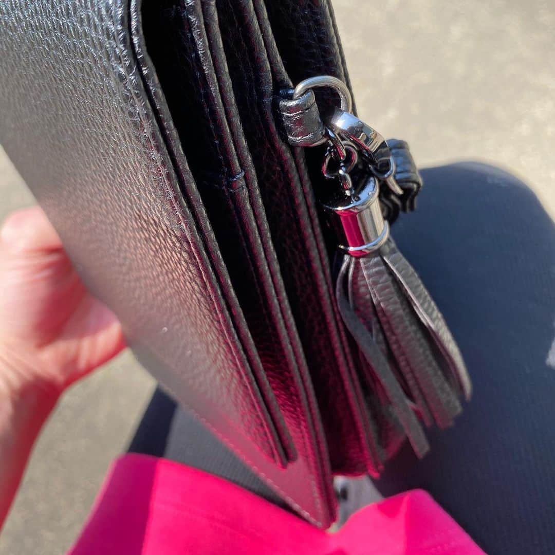 北澤 宏美さんのインスタグラム写真 - (北澤 宏美Instagram)「- 半月以上ぶりくらいに化粧したな👩🏻 いつも身軽でいたい派なもので お手頃すぎるミニバッグをネットでポチりました 携帯とミニ財布とハンカチとエコバッグをこれに詰め込んでる しっかりしていて気に入っているよ  以前モリブデンボールを買った時と同じサイト @rukamo.ooo  アパレルや小売業界など 一般流通で生産しすぎてしまった商品や 売れ残ってしまった商品（滞留在庫） このままでは大量廃棄せざるを得ないを 解決すべく生まれたサイトだよ  自分の欲しいアイテムが見つかれば 環境に配慮したお買い物ができる 購入代金50%ポイント還元されるので（次回に使える） 実質半額なの👏🏻 ・ 滞留在庫がなくなった時点で終わりになるそう  食品ロス同様アパレルの大量廃棄も大きな社会問題 買う側も考えなくちゃね😐  #Hamee#RUKAMO#サステナブル#エシカル#エコ#もったいない#滞留在庫#pr」4月24日 20時41分 - romihy58