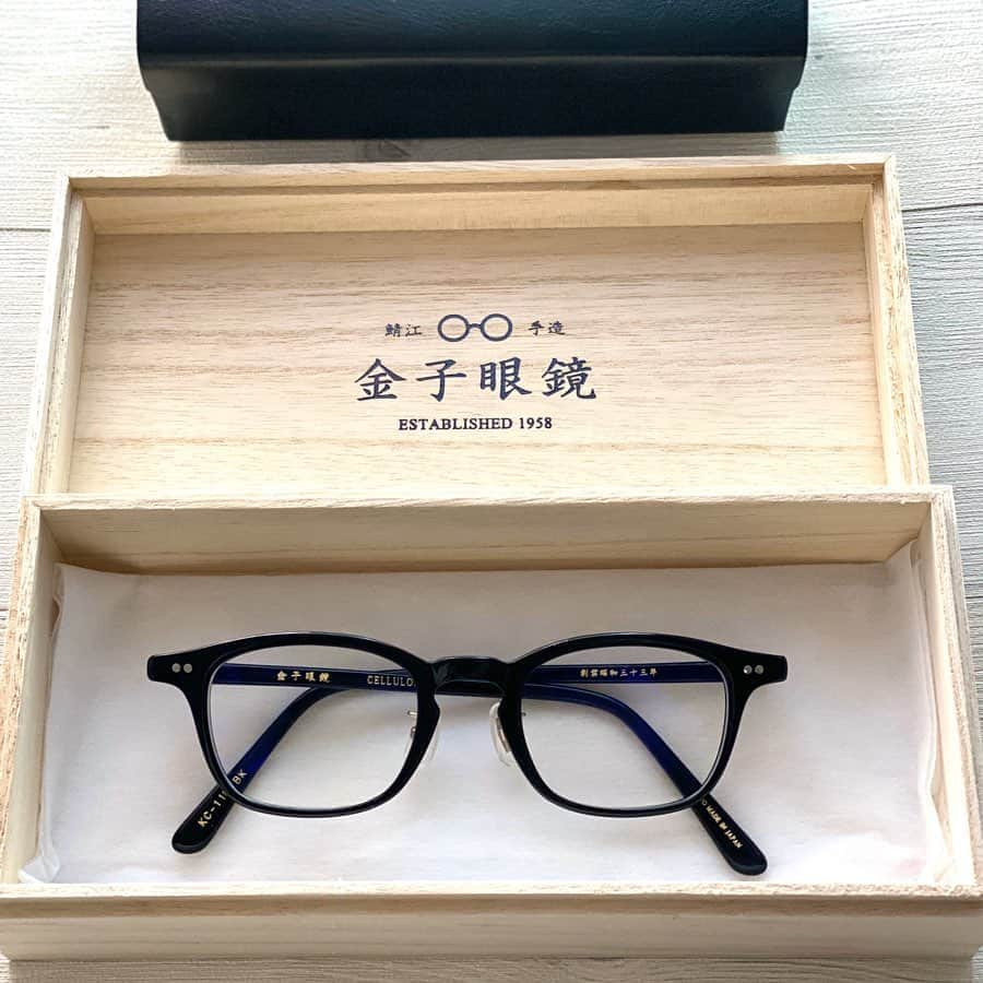 山田佳子さんのインスタグラム写真 - (山田佳子Instagram)「初めて、遠近両用メガネを作りました👓﻿ 掛け外しの煩わしさから解放されました😊 ﻿ #遠近両用﻿ #眼鏡﻿ #レンズ﻿ #クリア﻿ #よく見える﻿ #carlzeiss﻿ #金子眼鏡﻿ #madeinjapan🇯🇵」4月24日 20時37分 - yoshiko117