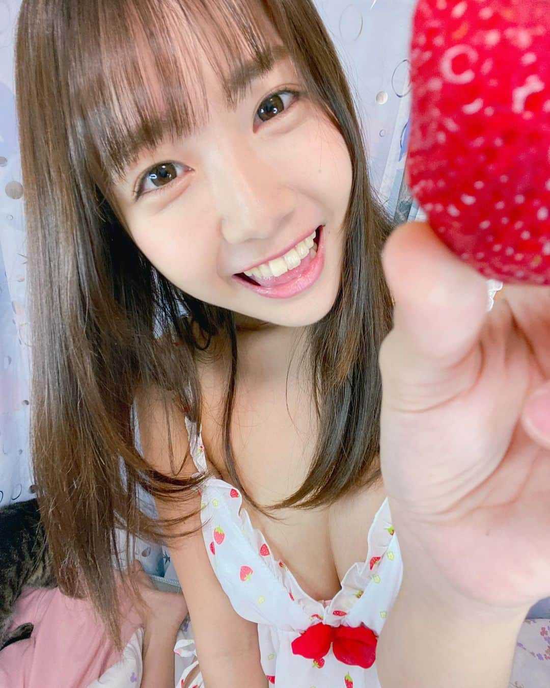 天羽希純さんのインスタグラム写真 - (天羽希純Instagram)「いちご狩りする？？🍓 #水着 #泳衣 #swimwear #ビキニ #bikini #bikinigirls #コスプレ #cosplay  #japanesegirl #巨乳 #谷間 #可愛い女の子 #グラビア #gravure #グラドル #アイドル #Japaneseidol #撮影会 #撮影会モデル #被写体 #太もも #フェチ  #いちご #ルームウェア #ランジェリー」4月24日 20時37分 - amaukisumi