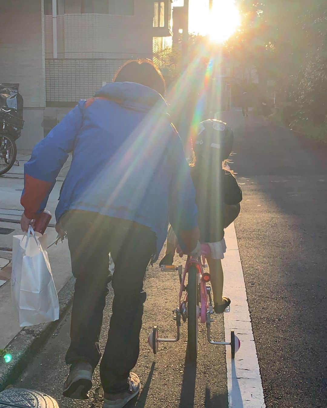 坂本美雨さんのインスタグラム写真 - (坂本美雨Instagram)「セコム @megmilk5628 の自転車に憧れて、乗れるようになりたいというのでこの期間にマスターしようと、オットの実家の自転車屋さんお願いしたキティーちゃん。  仙台で自転車をお求めの方はぜひ #シクロヤマグチ まで。 #4歳8ヶ月 #今日のなまこちゃん」4月24日 20時38分 - miu_sakamoto
