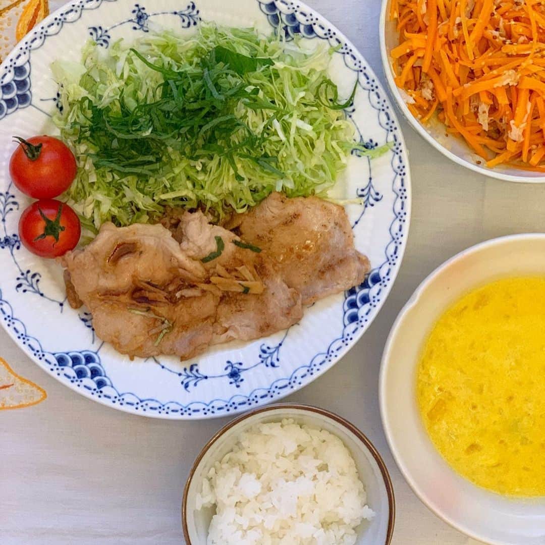 のインスタグラム：「※ Pork ginger combo😋 . Carrot salad and pumpkin soup 🥄 . 突然定食みたいなのが食べたくなった日✨ . 千切りキャベツに余っていたシソを トッピング🍃 . それにキャロットラペとごろっとかぽちゃのスープを付け合わせに✨ . このキャロットラペは @harumi_gram さんのレシピをアレンジしたもの🥕 . ◆千切りした人参1本分 ◆みじん切りしたタマネギ1/4個 ◆みじん切りしたにんにく2かけ をオリーブオイルで和え レンジで1分30秒ほど温める そこにツナ缶を入れて和える さらに粒マスタードとホワイトビネガーで味を整えたら出来上がり✨ . 美味しくて止まりません😋😋😋 . また明日このサラダは作ろうっと🥕 . . #生姜焼き #生姜焼き定食 #porkginger  #carrot #キャロットラペ #パンプキンスープ  #かぼちゃスープ #お料理好きな人と繋がりたい #料理好きな人と繋がりたい #ロイヤルコペンハーゲン #royalcopenhagen #栗原はるみ #おうちご飯 #おうち時間 #stayhome」